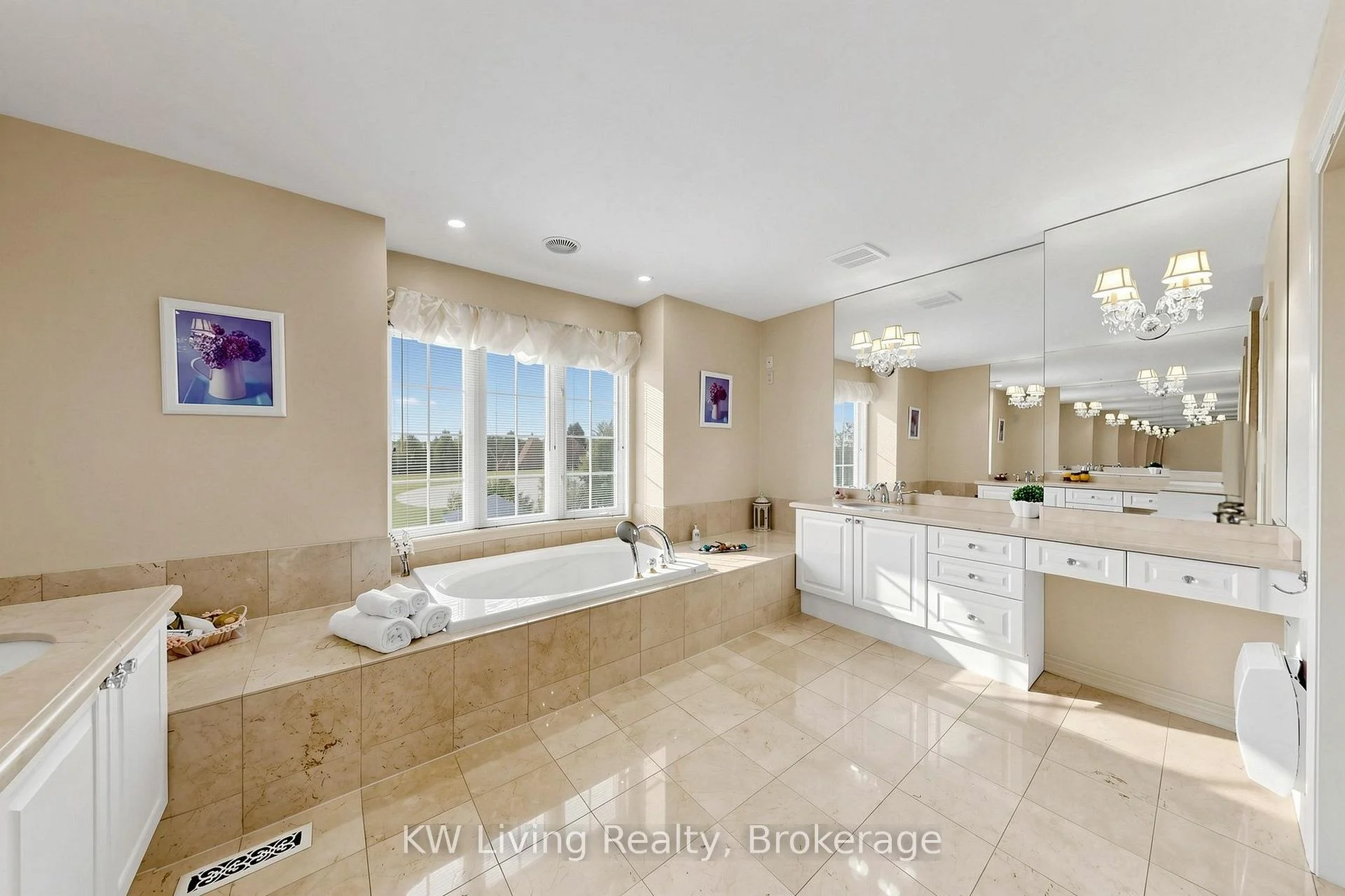 Photo 7 of 20 Ormsby Court, Richmond Hill, Bayview Hill — HOMEH