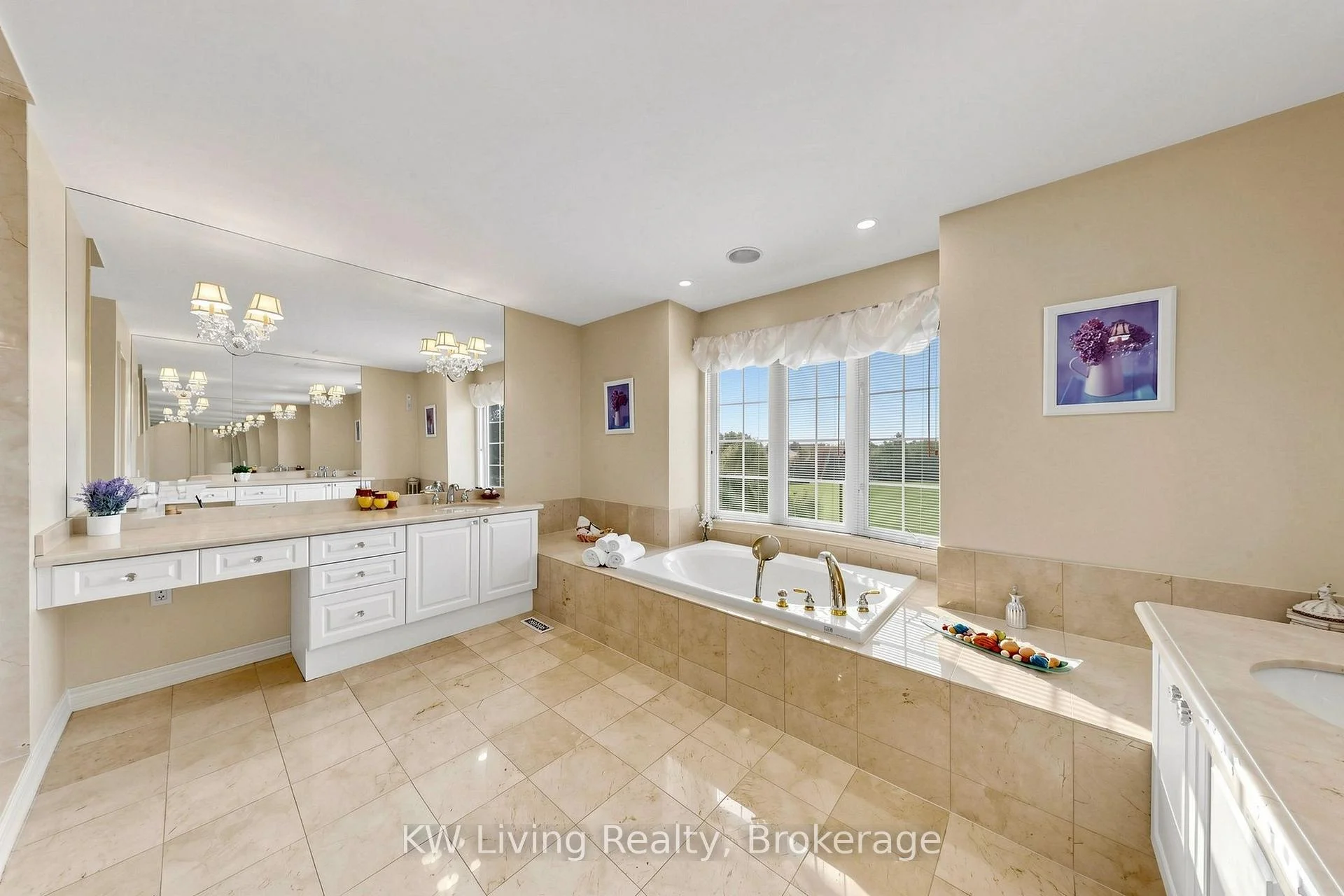 Photo 9 of 20 Ormsby Court, Richmond Hill, Bayview Hill — HOMEH