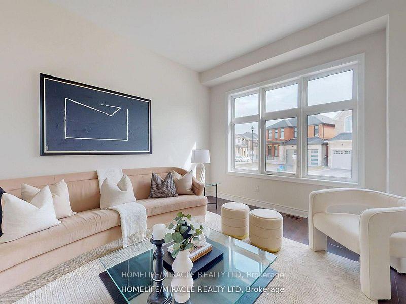 Photo 4 of 25 Joiner Circle, Whitchurch-Stouffville, Ballantrae — HOMEH