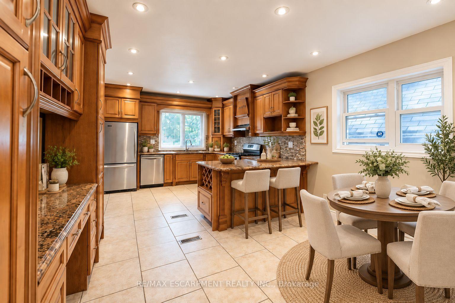 Photo 8 of 31 Fairleigh Crescent, Hamilton, St. Clair — HOMEH