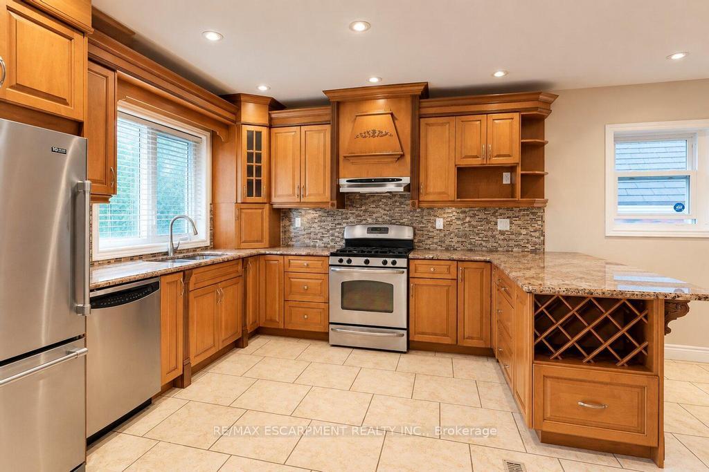 Photo 10 of 31 Fairleigh Crescent, Hamilton, St. Clair — HOMEH