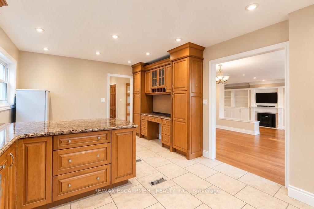 Photo 11 of 31 Fairleigh Crescent, Hamilton, St. Clair — HOMEH