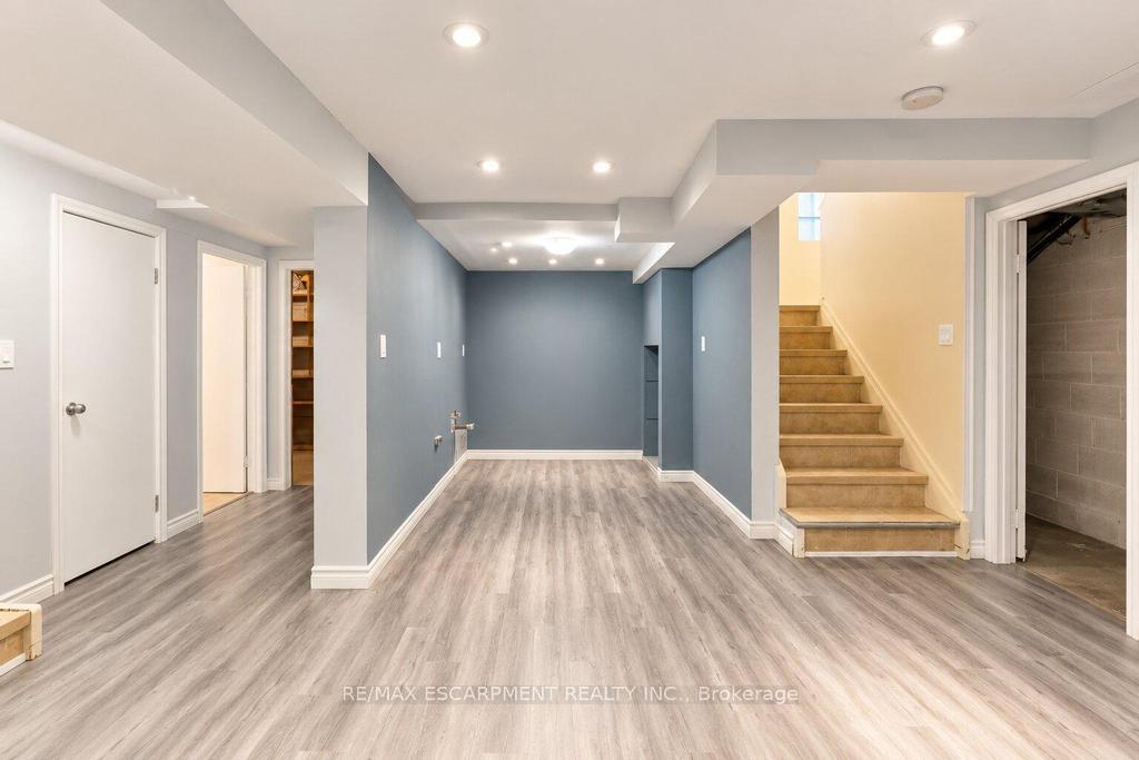 Photo 24 of 31 Fairleigh Crescent, Hamilton, St. Clair — HOMEH