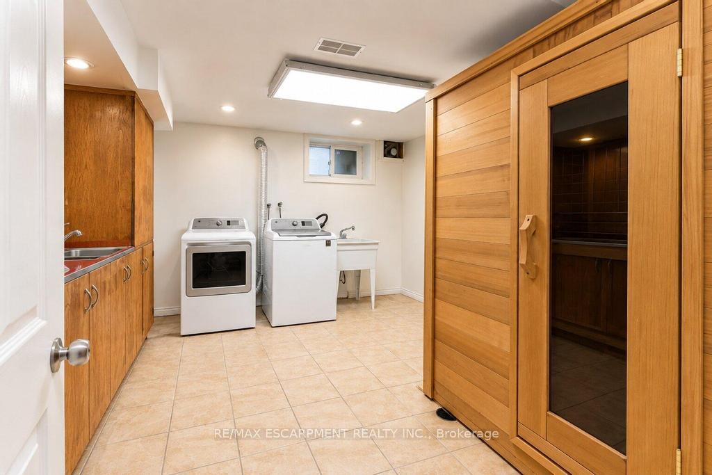 Photo 26 of 31 Fairleigh Crescent, Hamilton, St. Clair — HOMEH