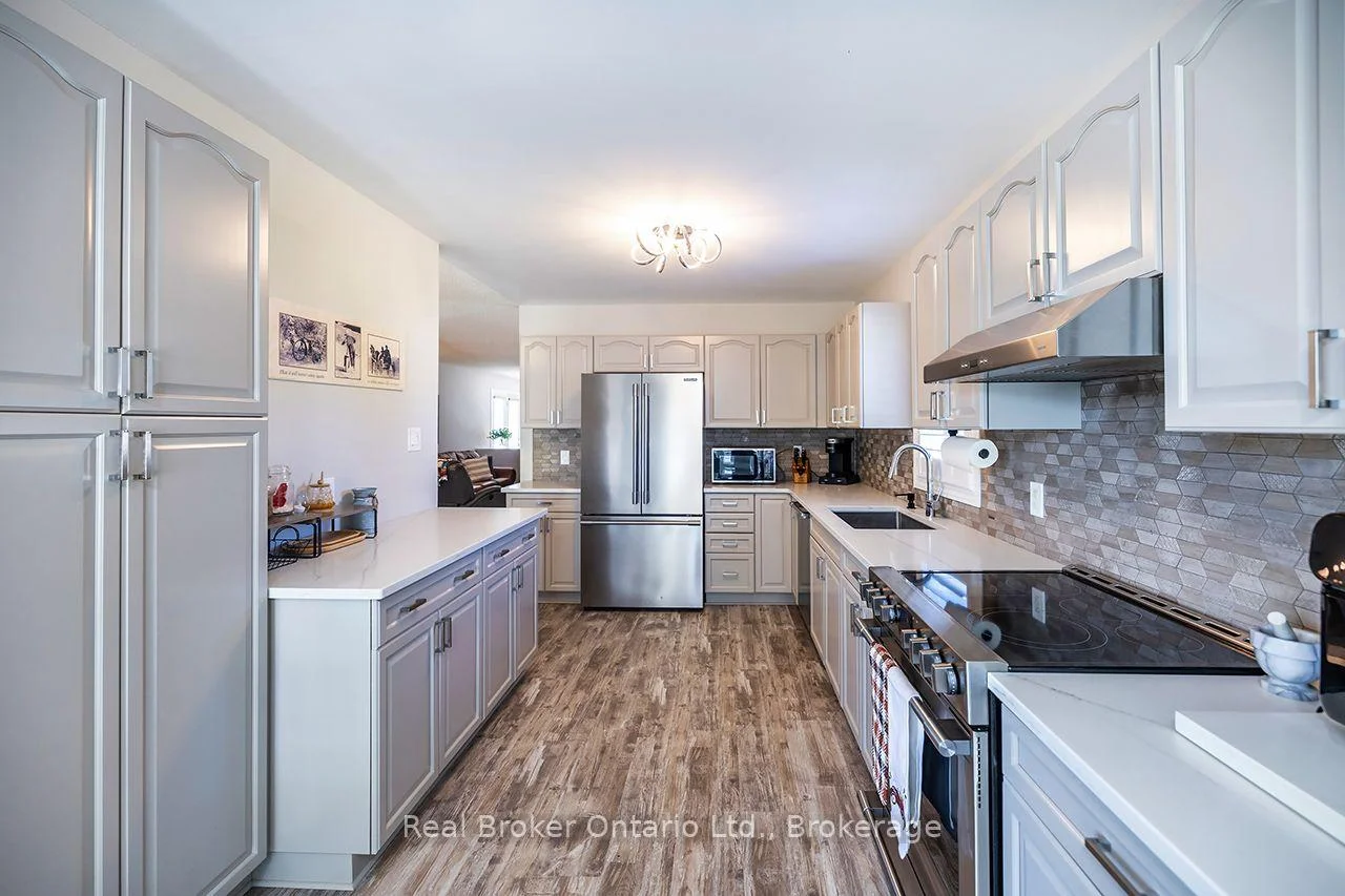 Photo 7 of 4 Birch Tree Lane, Clarington, Bowmanville — HOMEH