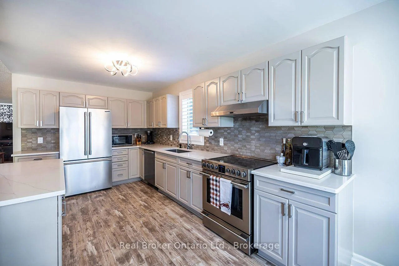 Photo 9 of 4 Birch Tree Lane, Clarington, Bowmanville — HOMEH