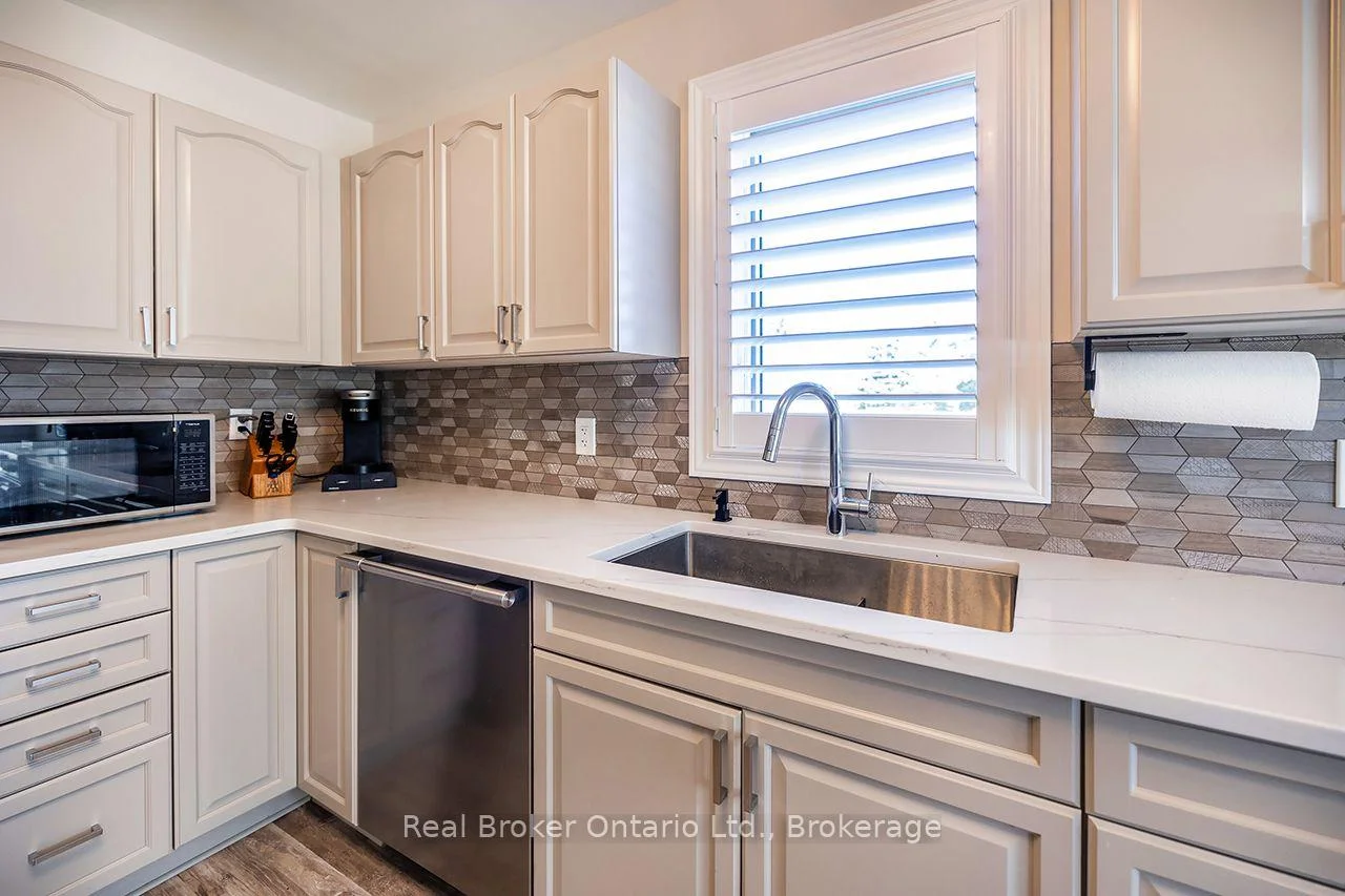 Photo 10 of 4 Birch Tree Lane, Clarington, Bowmanville — HOMEH