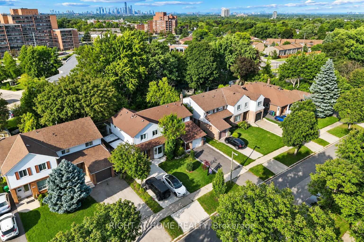 Photo 2 of 3363 Masthead Crescent, Mississauga, Erin Mills — HOMEH