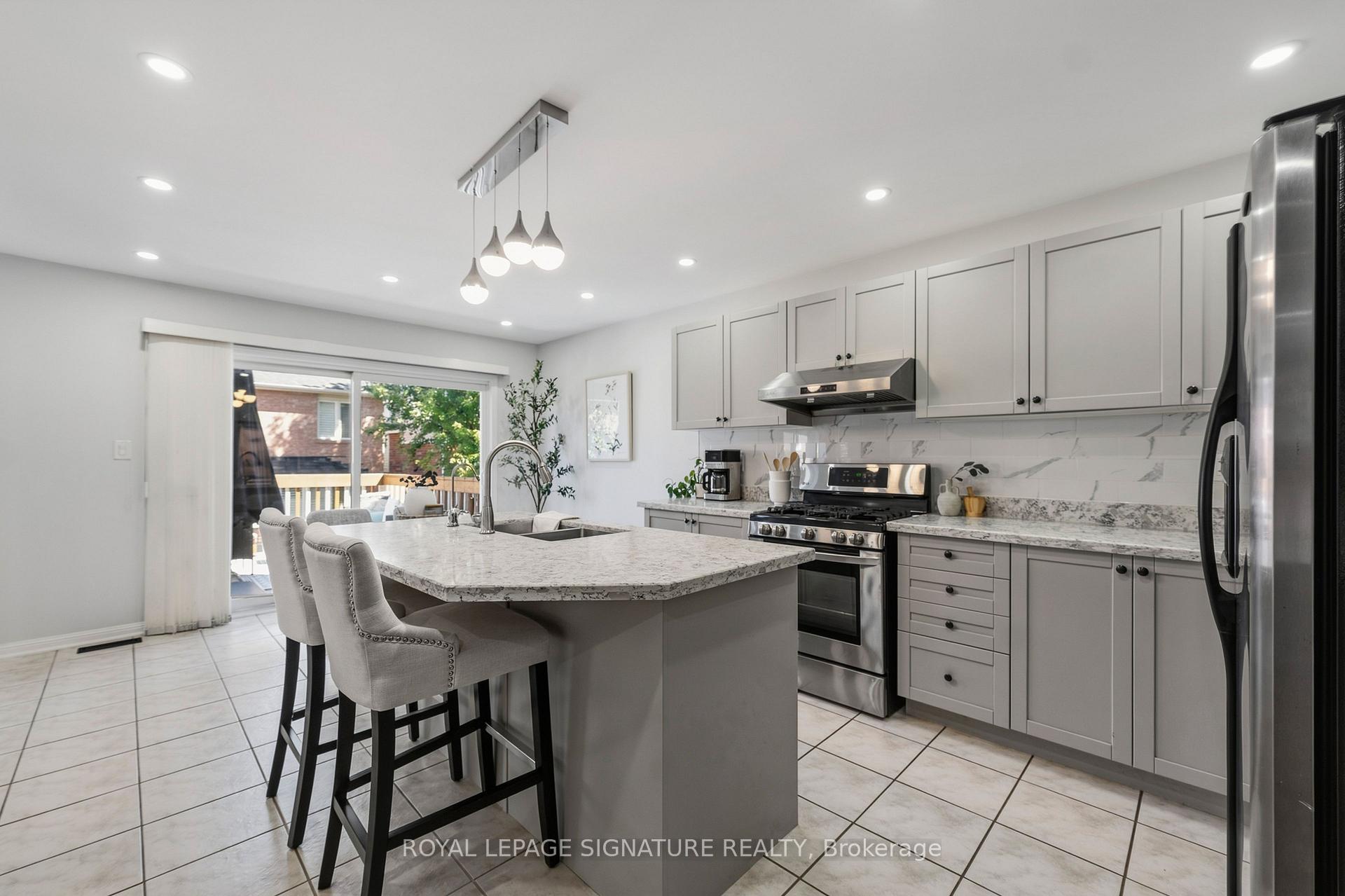 Photo 3 of 3195 Munson Crescent, Burlington, Alton — HOMEH
