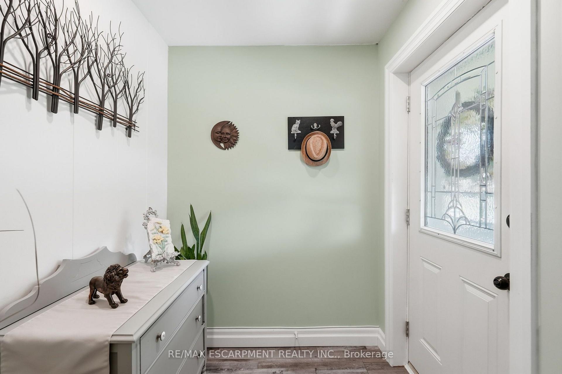 Photo 5 of 108 Sutherland Street E, Haldimand — HOMEH