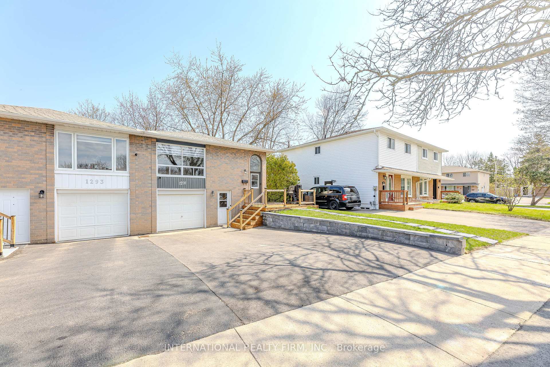 Photo 2 of 1291 Consort Crescent, Burlington, Palmer — HOMEH