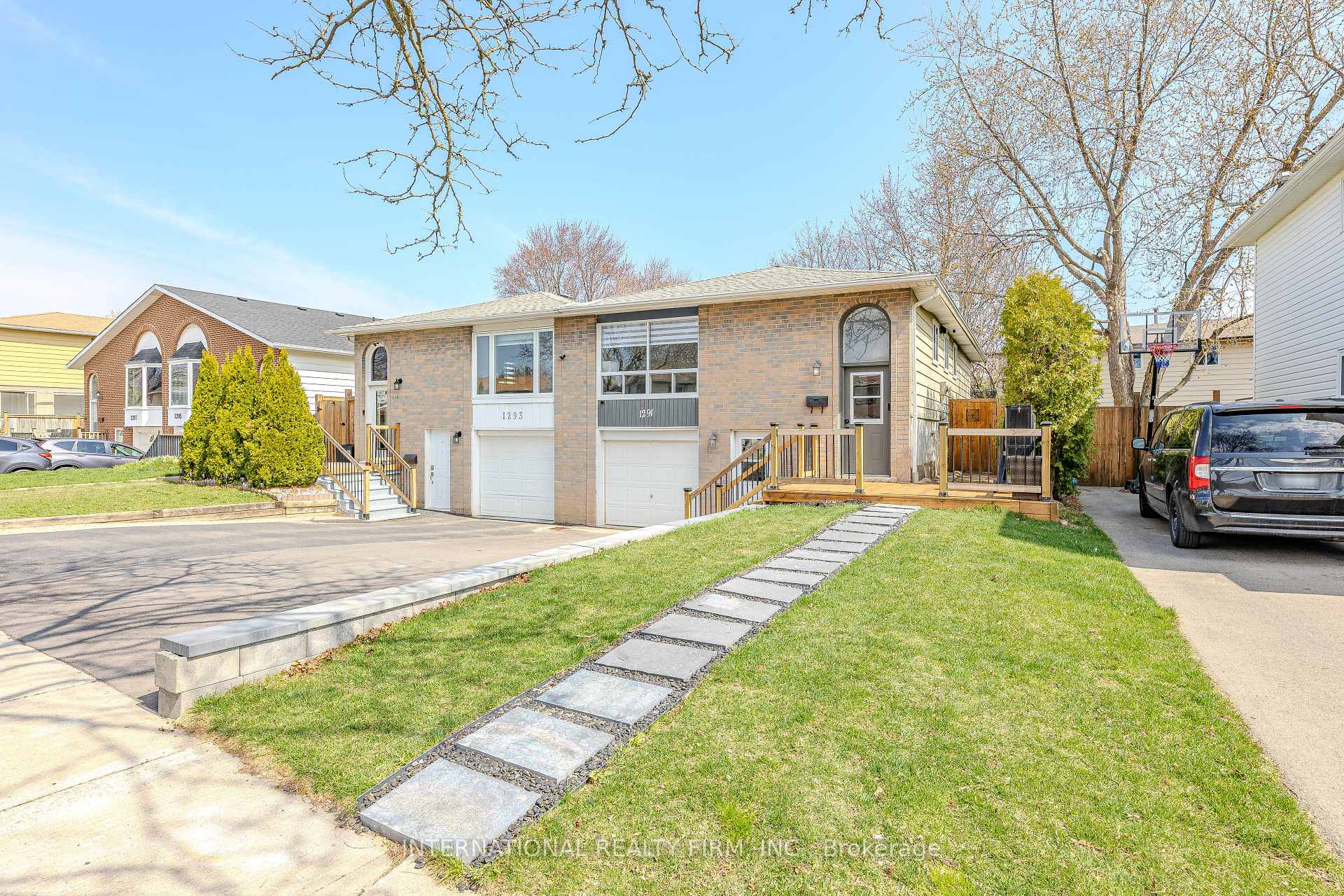 Photo 4 of 1291 Consort Crescent, Burlington, Palmer — HOMEH
