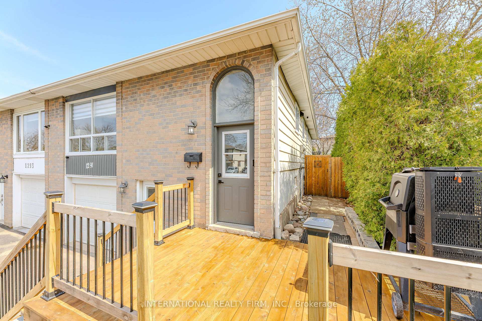Photo 5 of 1291 Consort Crescent, Burlington, Palmer — HOMEH