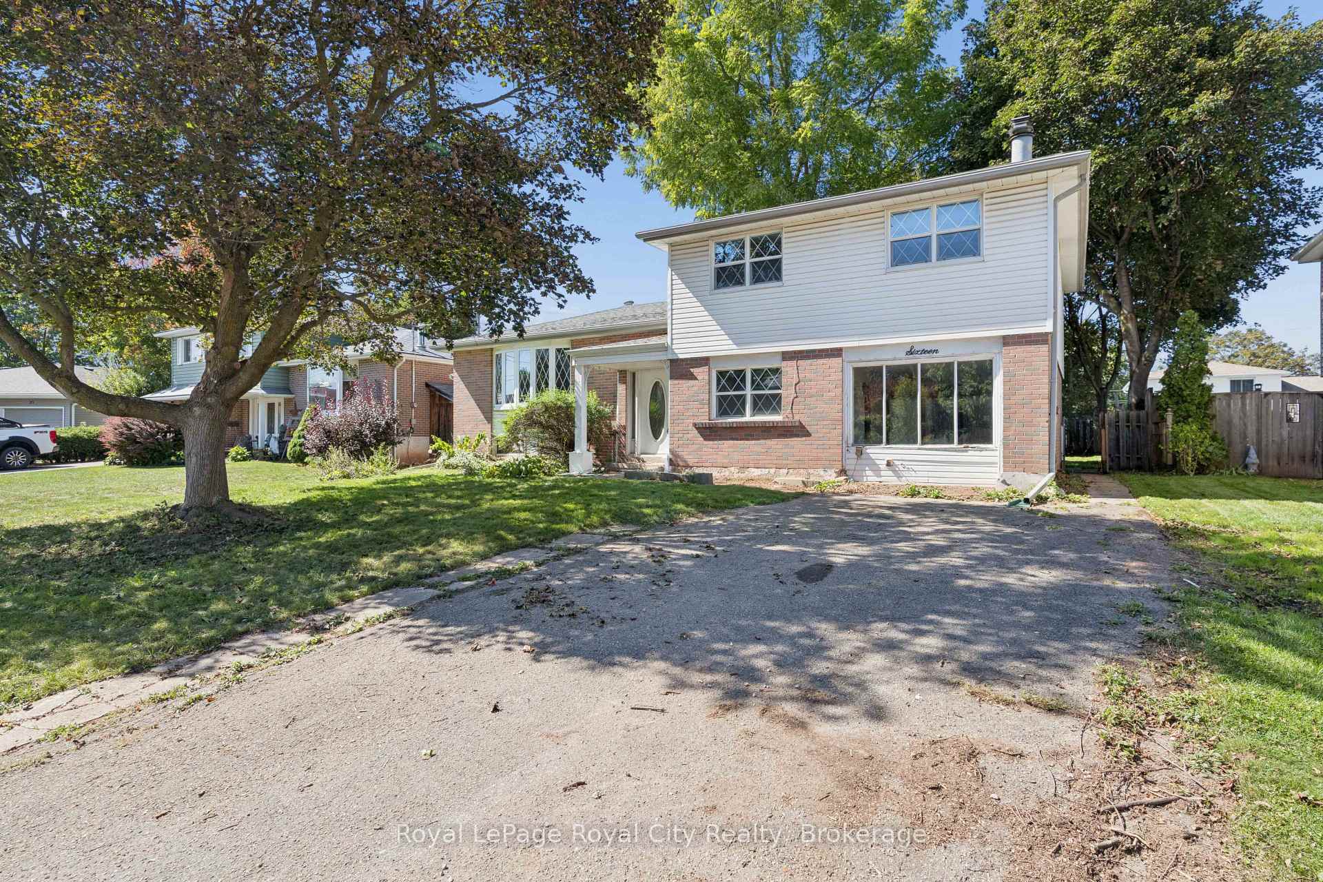 Photo 2 of 16 Heather Court, Halton Hills, Georgetown — HOMEH