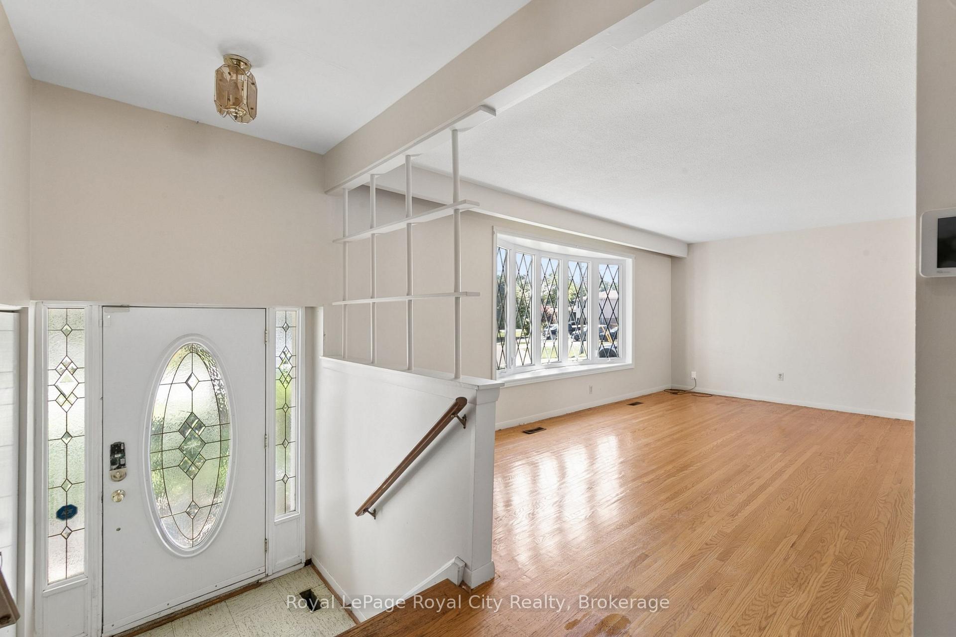 Photo 3 of 16 Heather Court, Halton Hills, Georgetown — HOMEH