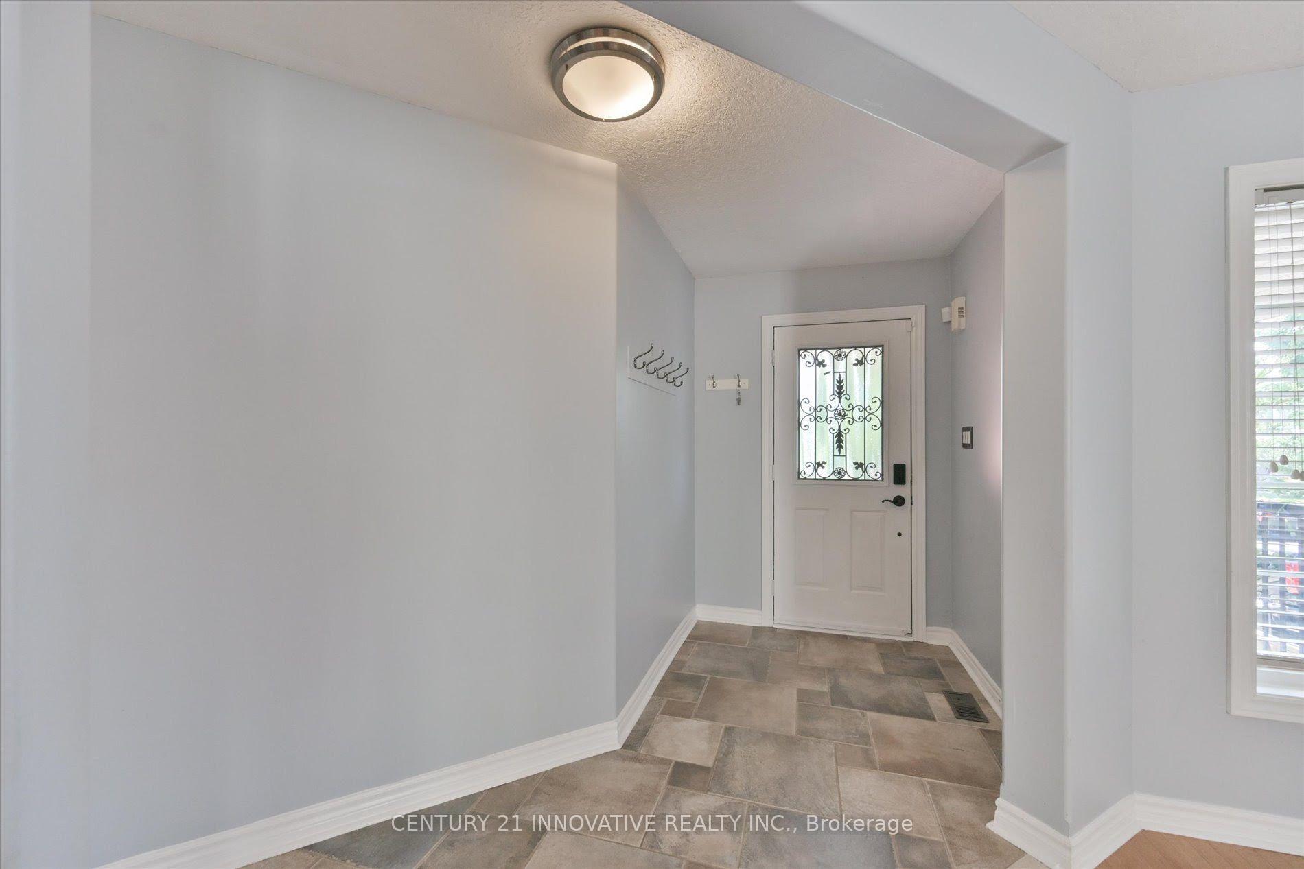 Photo 3 of 28 Empire Drive, Barrie, Innis-Shore — HOMEH