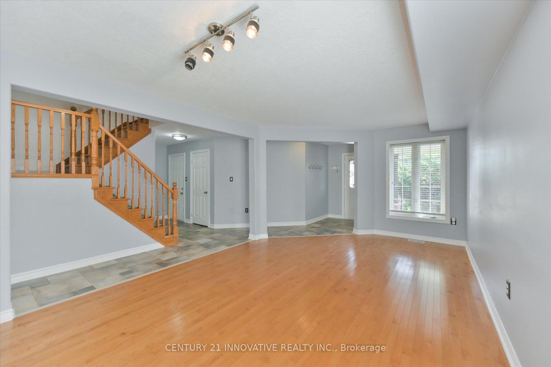 Photo 4 of 28 Empire Drive, Barrie, Innis-Shore — HOMEH