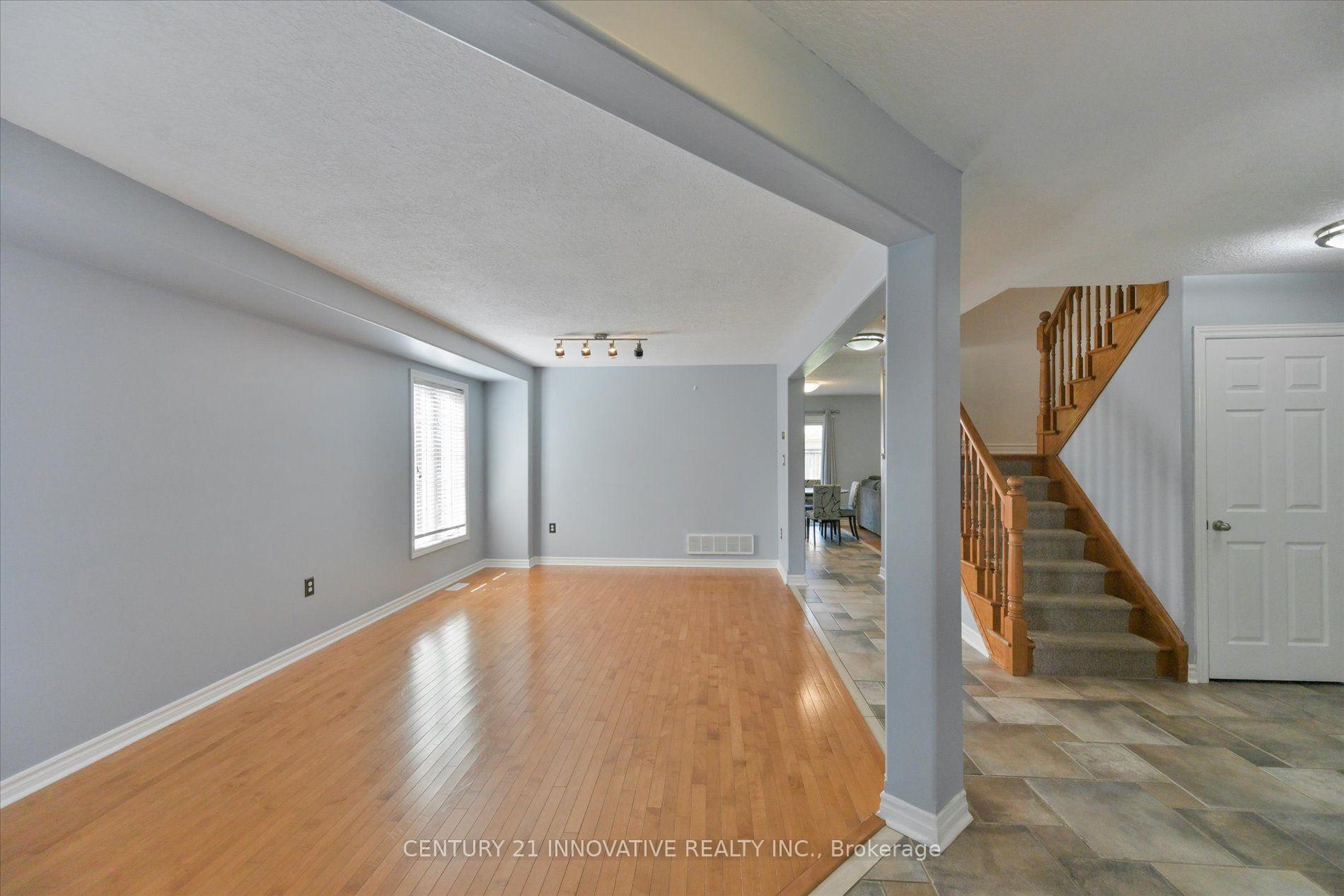 Photo 5 of 28 Empire Drive, Barrie, Innis-Shore — HOMEH
