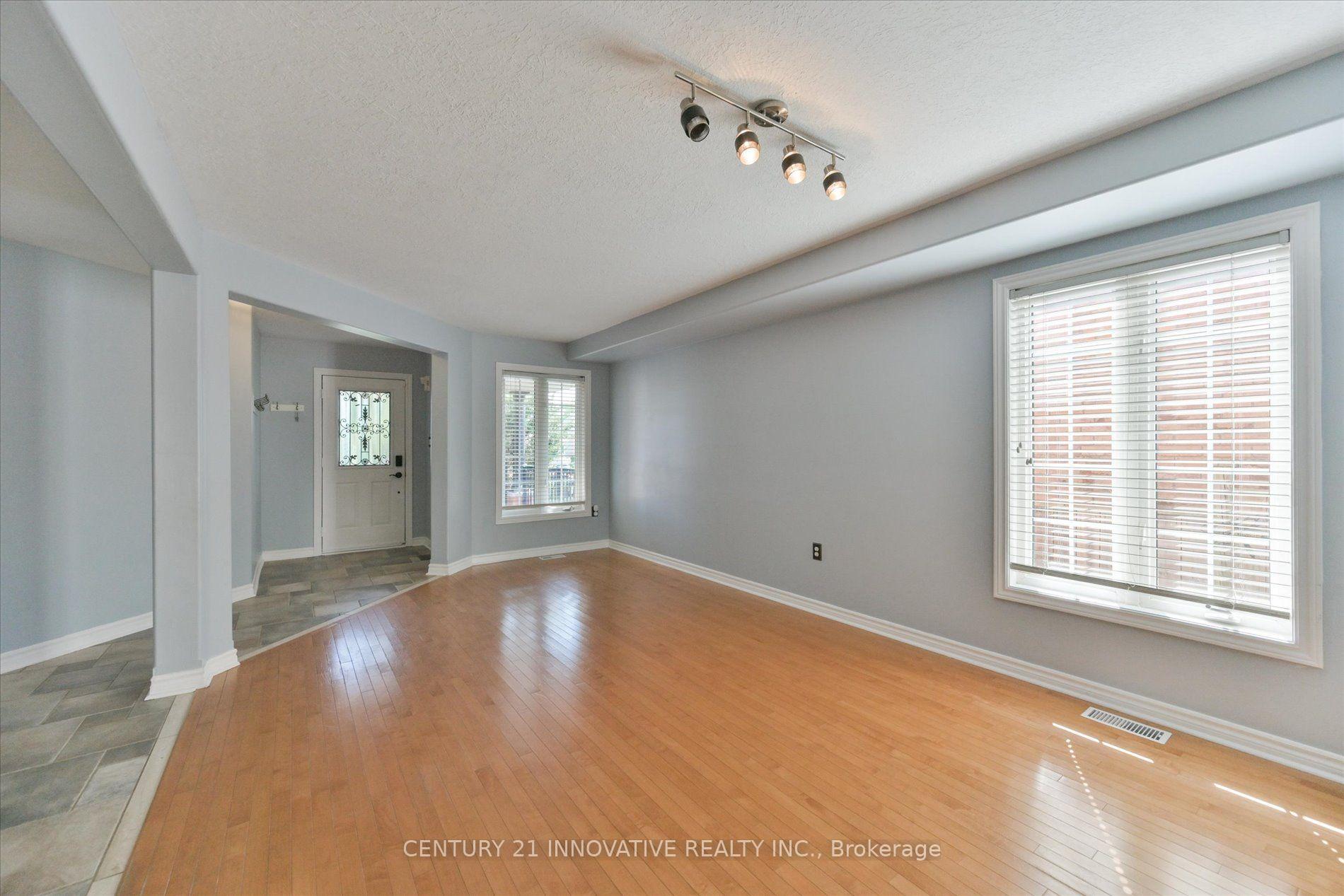 Photo 6 of 28 Empire Drive, Barrie, Innis-Shore — HOMEH