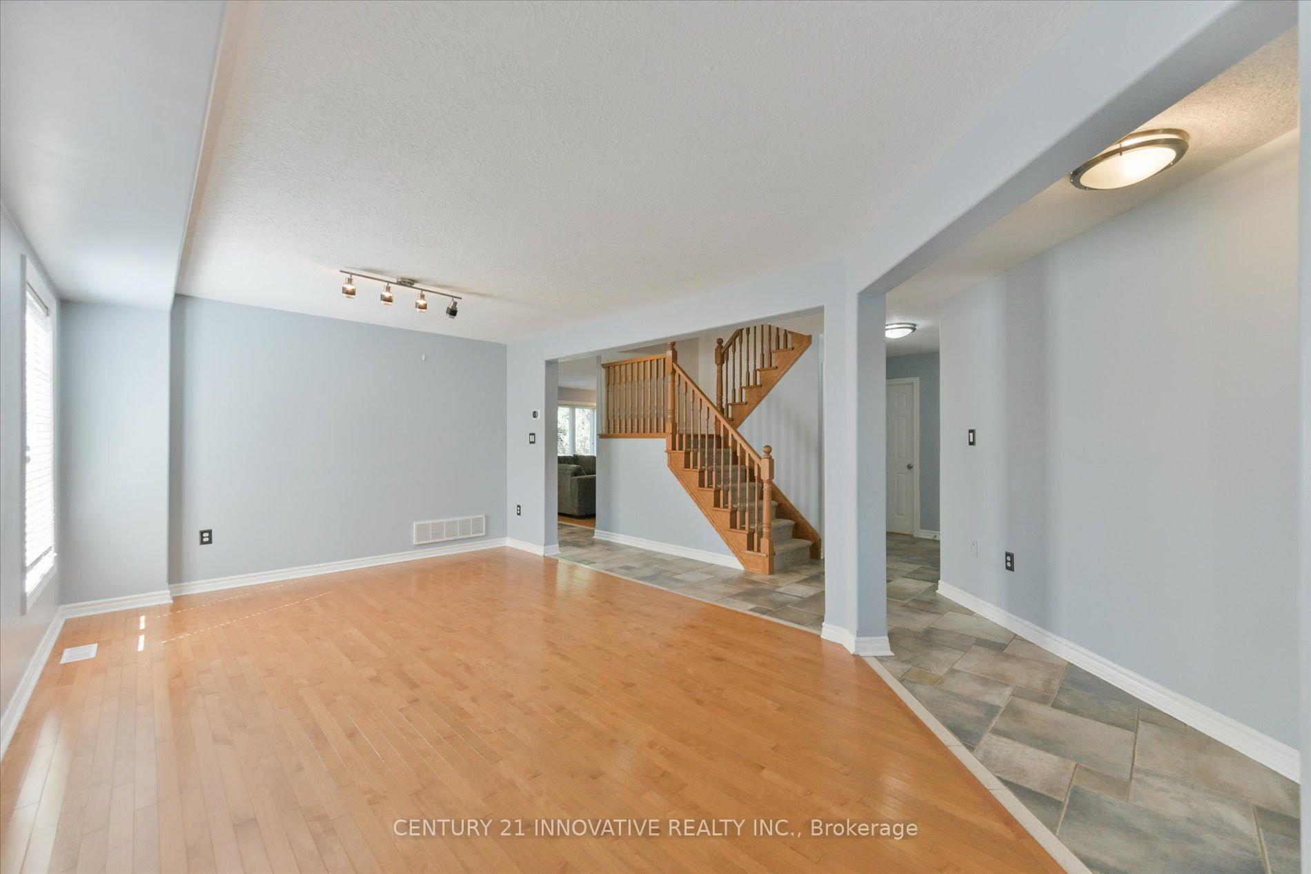 Photo 7 of 28 Empire Drive, Barrie, Innis-Shore — HOMEH