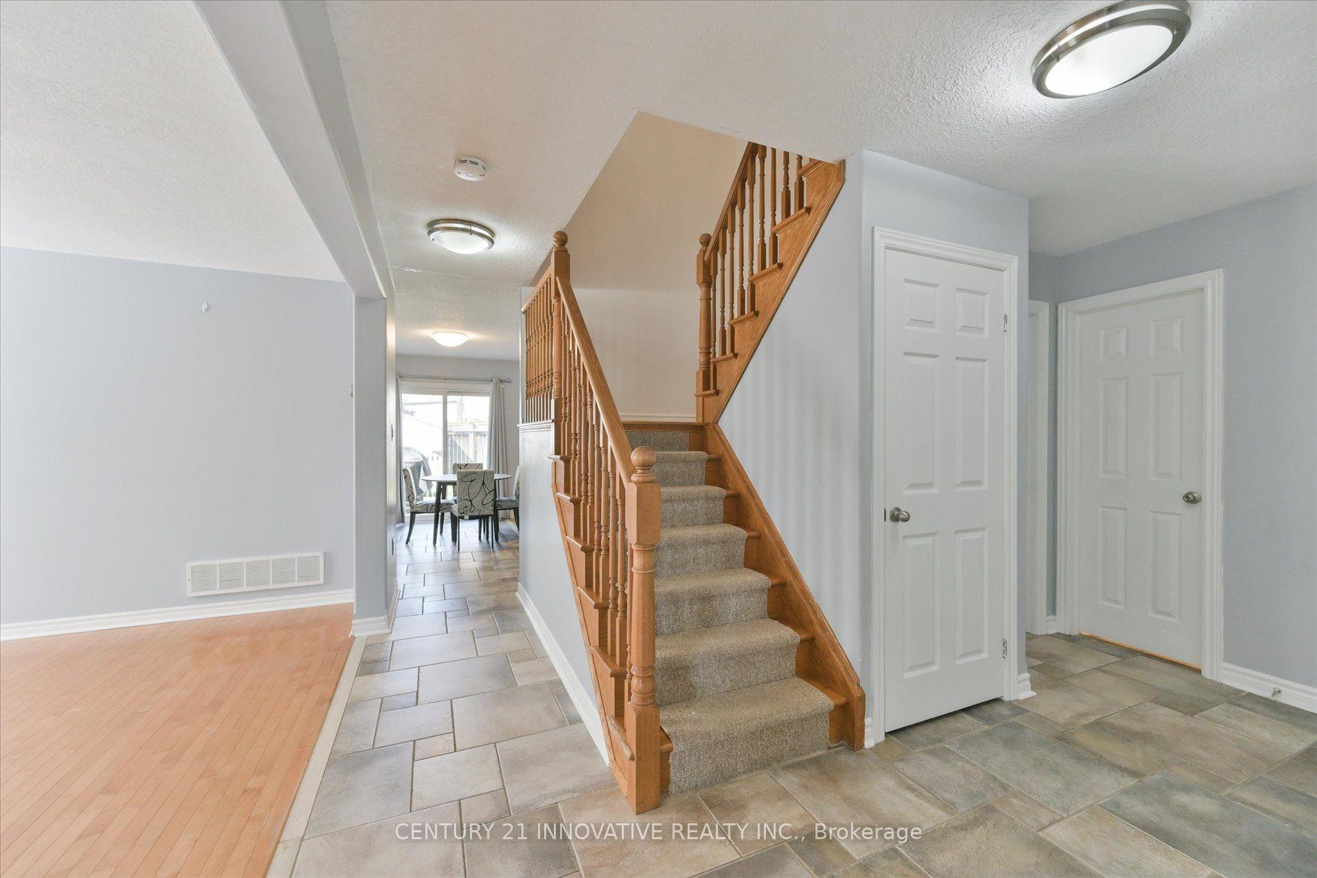 Photo 8 of 28 Empire Drive, Barrie, Innis-Shore — HOMEH