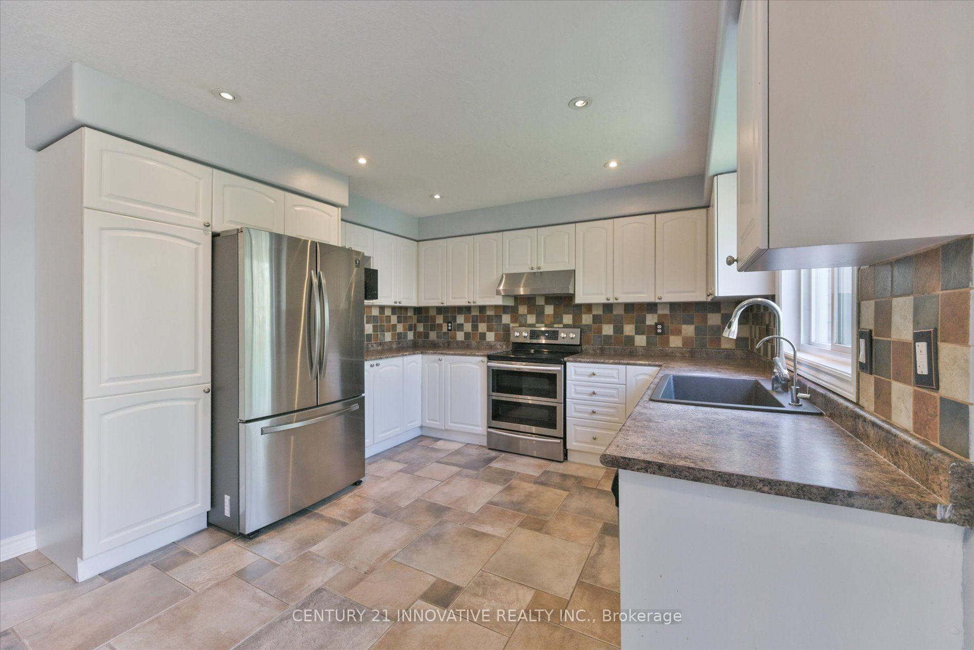 Photo 10 of 28 Empire Drive, Barrie, Innis-Shore — HOMEH