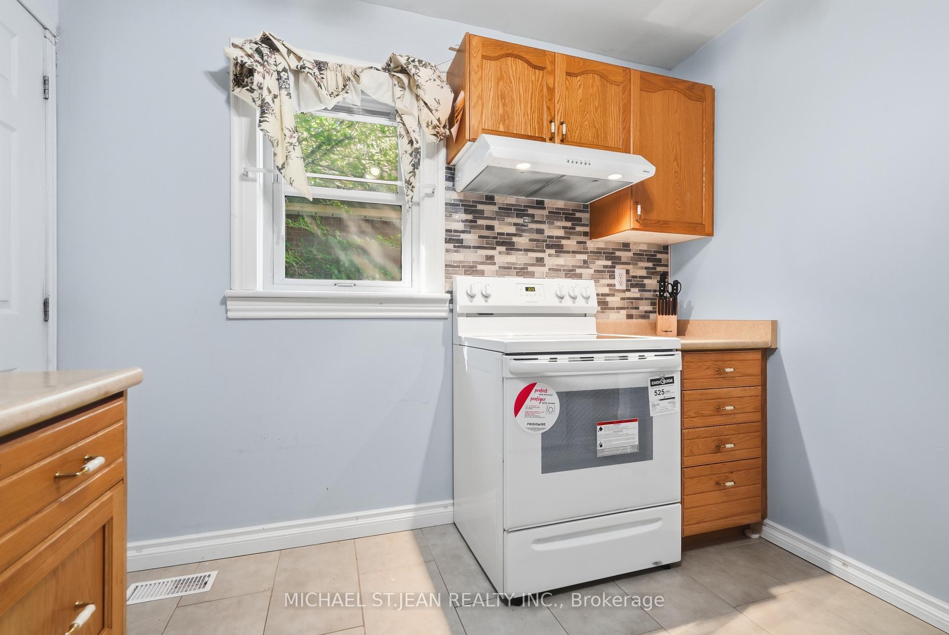 Photo 16 of 1494 Main Street E, Hamilton, Bartonville — HOMEH