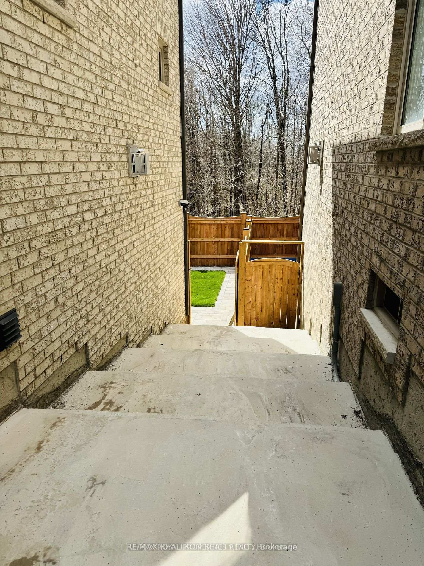 Photo 9 of 105 Auckland Drive, Whitby, Rural Whitby — HOMEH