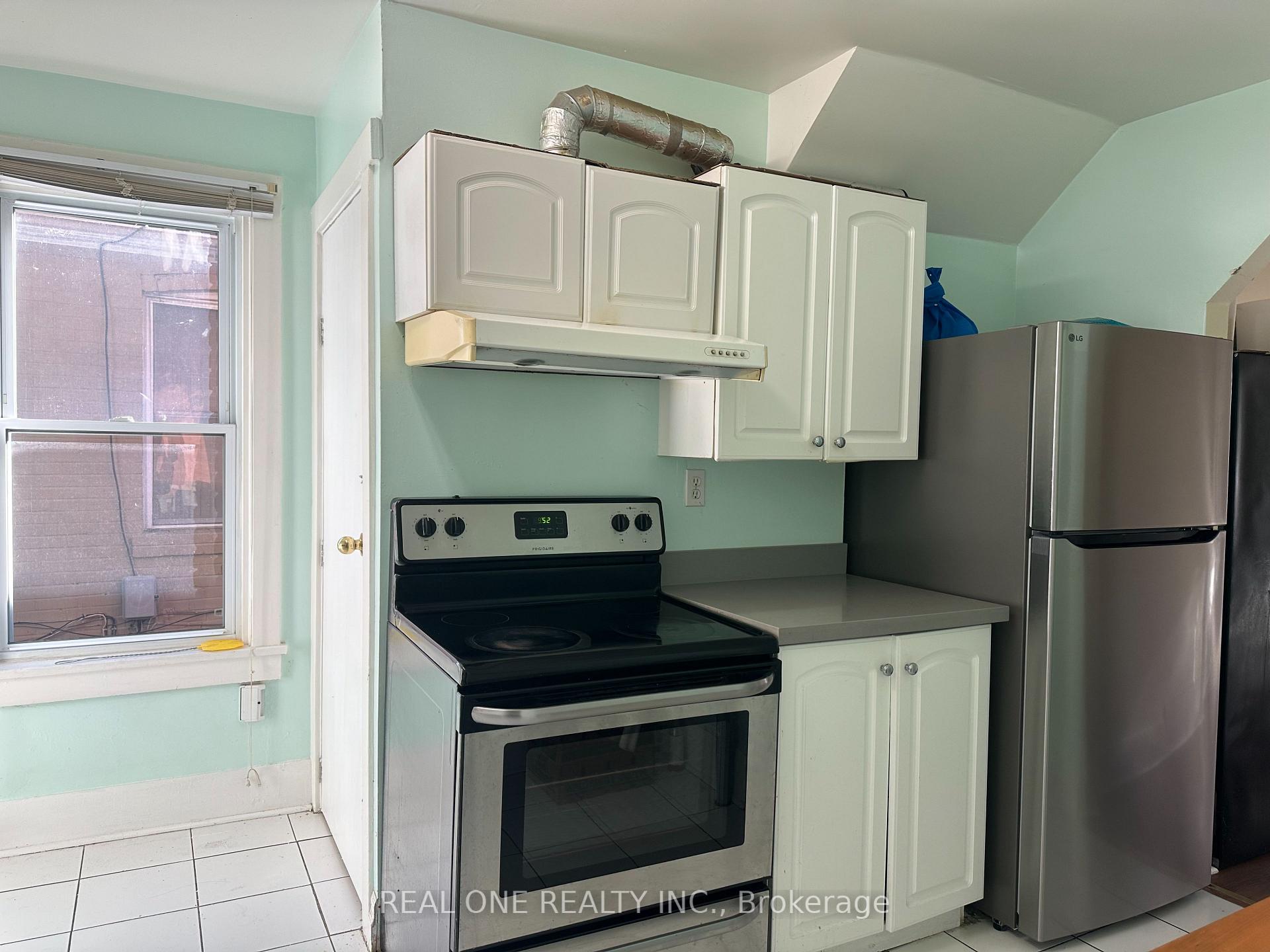 Photo 3 of 116 Pemberton Avenue, North York, Newtonbrook East — HOMEH