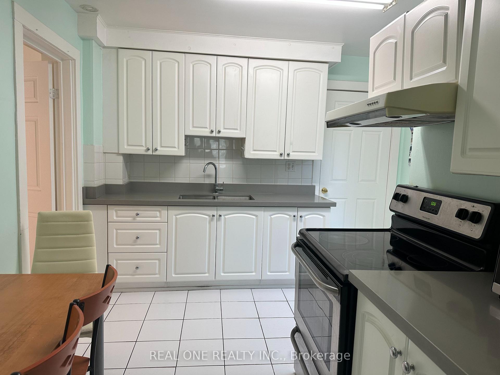 Photo 4 of 116 Pemberton Avenue, North York, Newtonbrook East — HOMEH