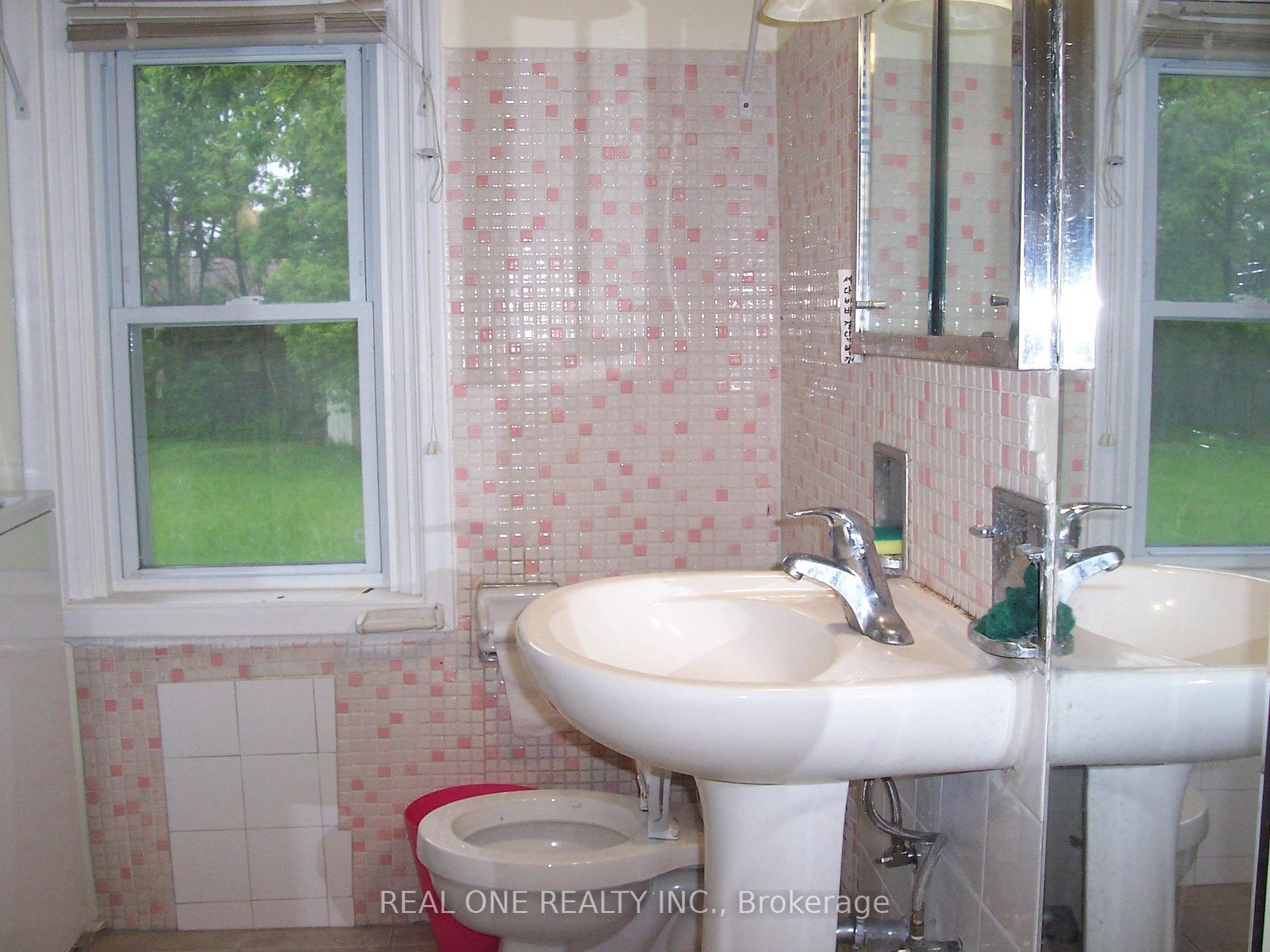Photo 13 of 116 Pemberton Avenue, North York, Newtonbrook East — HOMEH