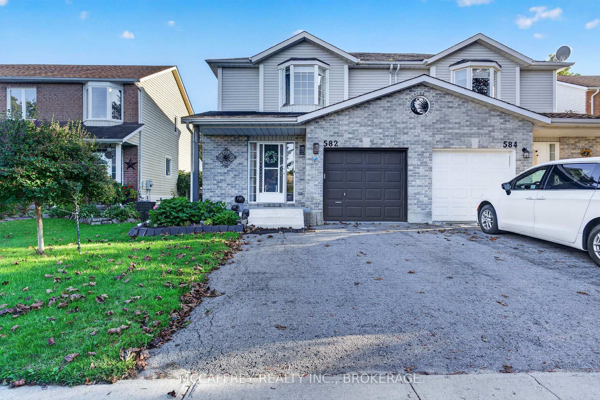 Photo 1 of 582 Barnsley Crescent, Kingston, City SouthWest — HOMEH