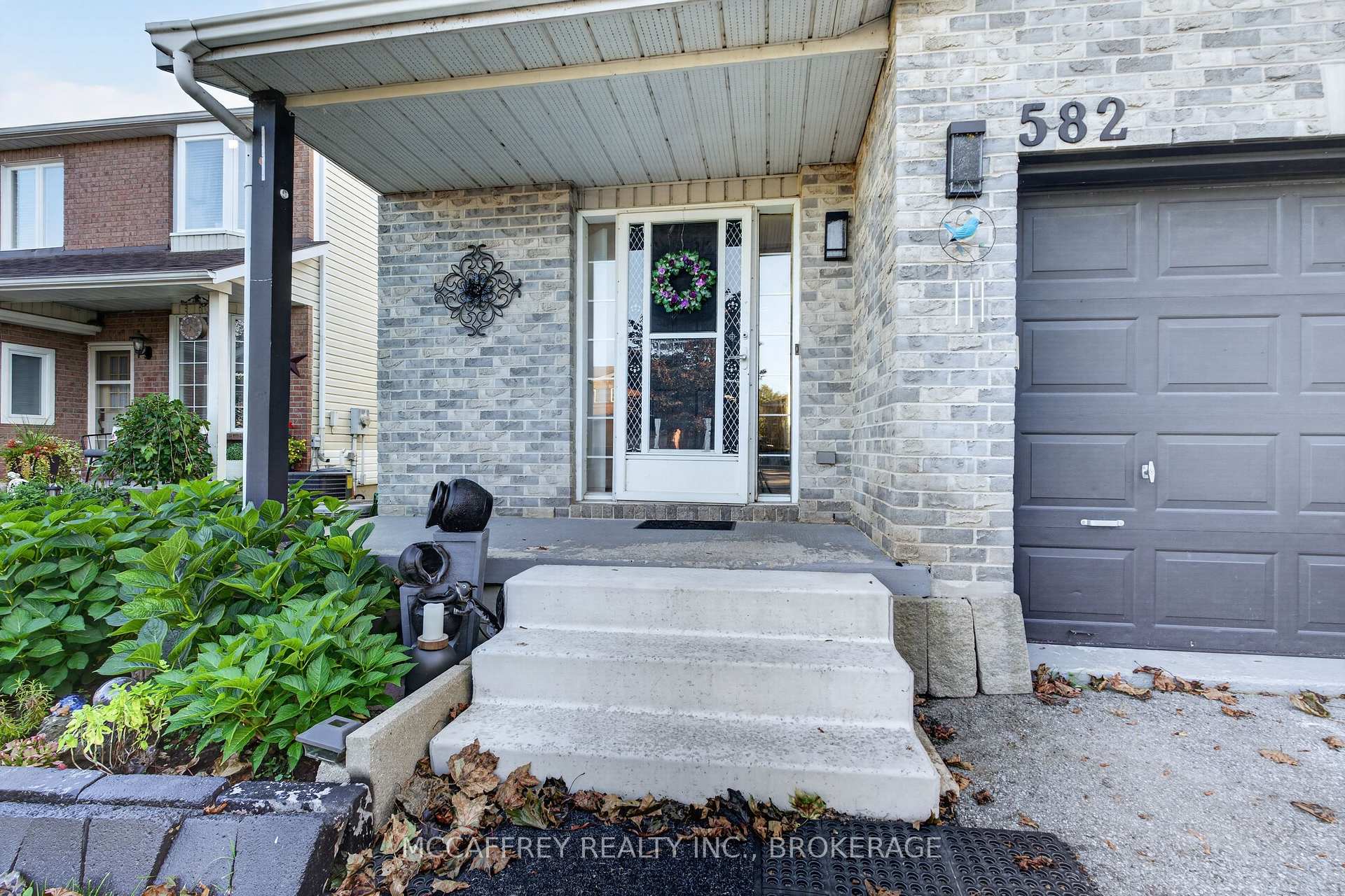 Photo 3 of 582 Barnsley Crescent, Kingston, City SouthWest — HOMEH