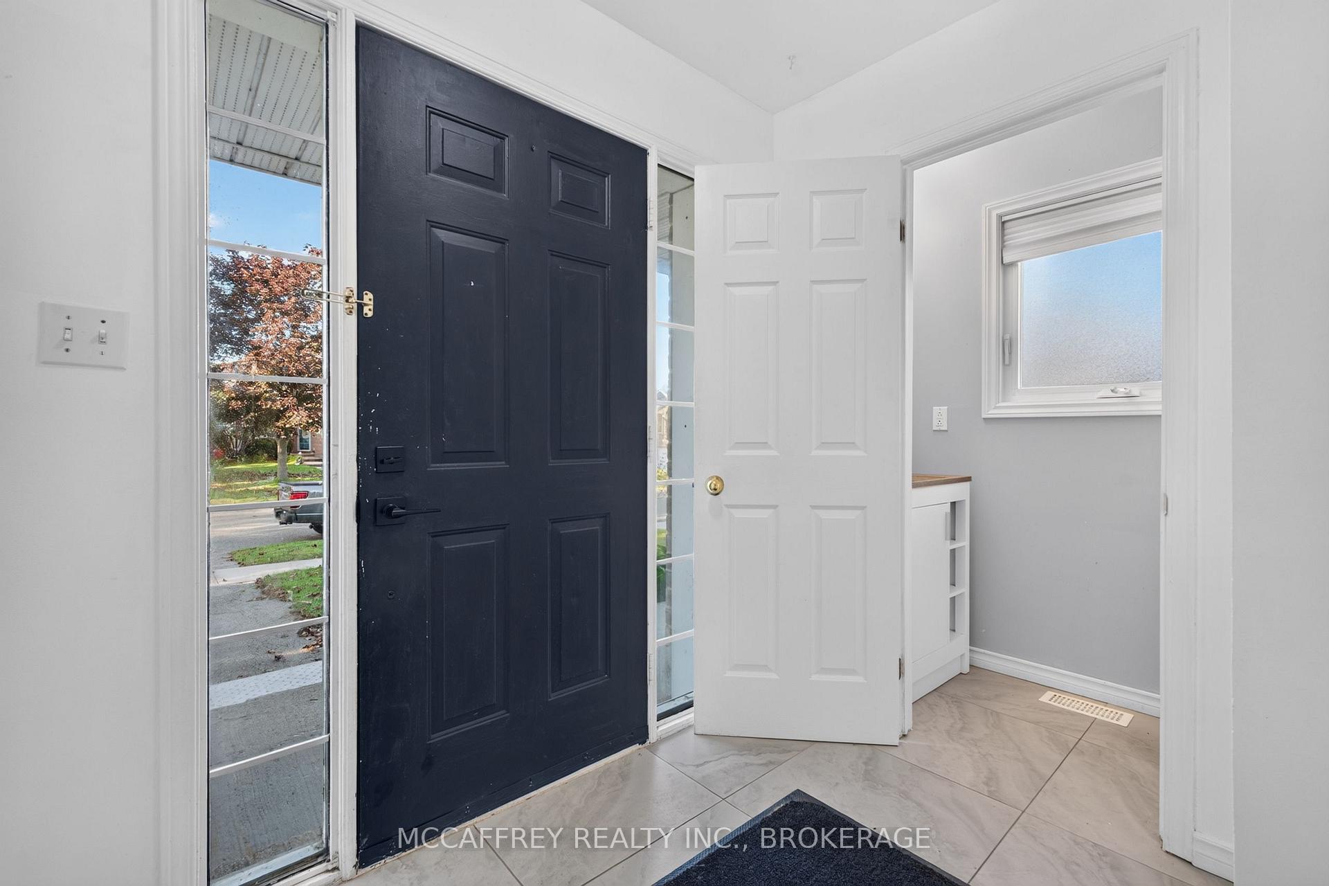 Photo 4 of 582 Barnsley Crescent, Kingston, City SouthWest — HOMEH
