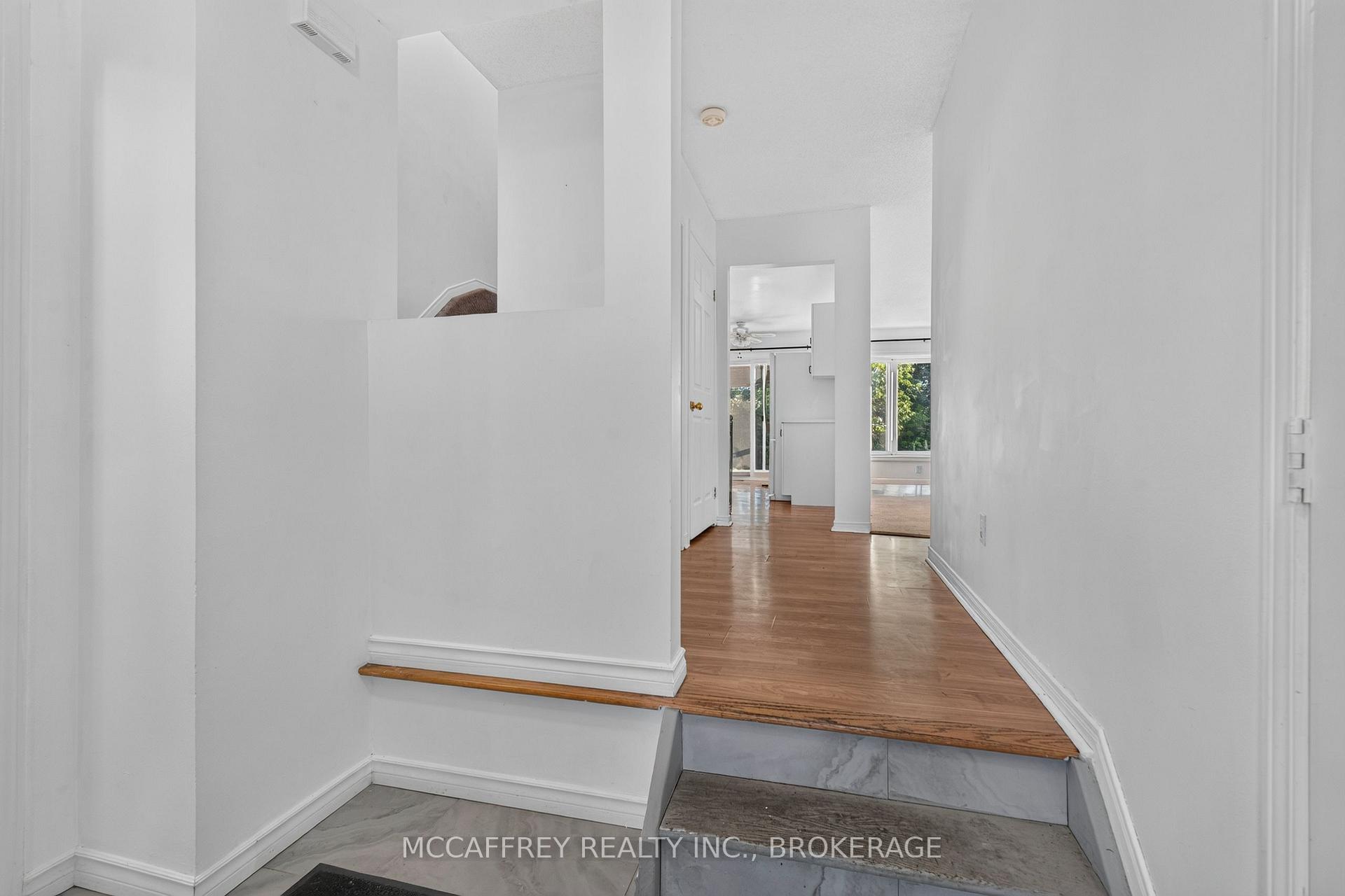 Photo 5 of 582 Barnsley Crescent, Kingston, City SouthWest — HOMEH