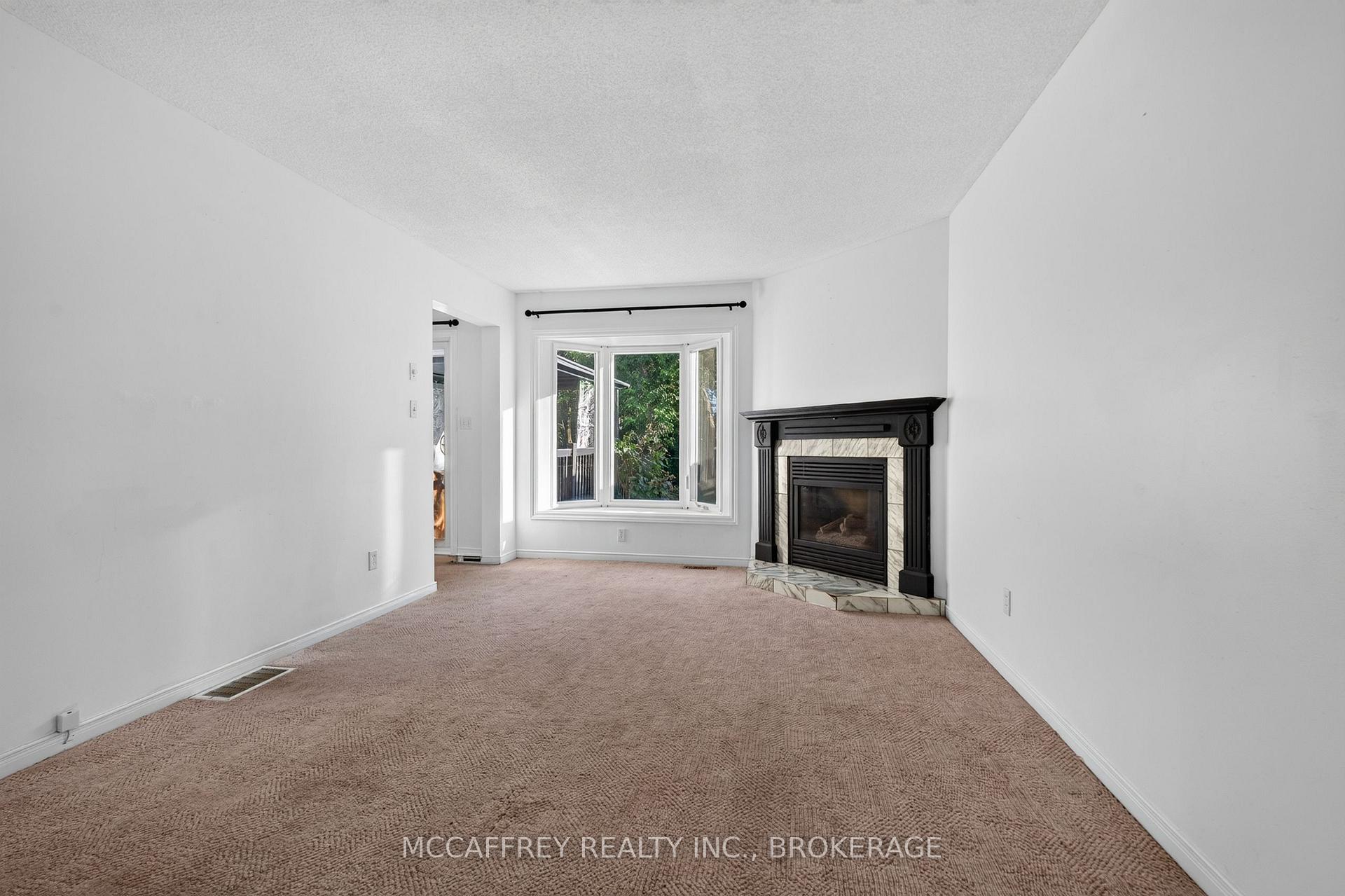Photo 8 of 582 Barnsley Crescent, Kingston, City SouthWest — HOMEH