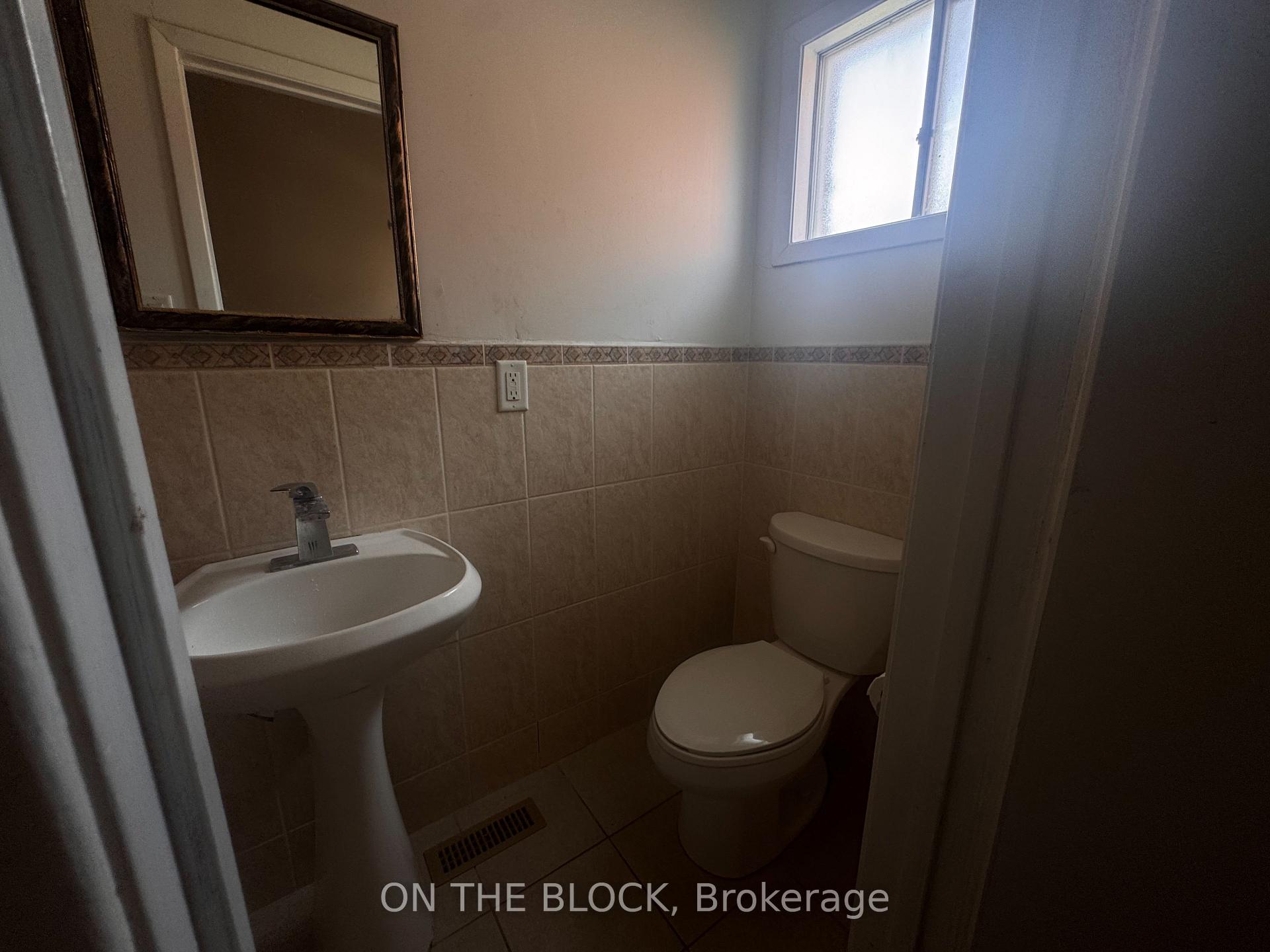 Photo 11 of 33 Harrington Crescent, North York, Bayview Woods-Steeles — HOMEH