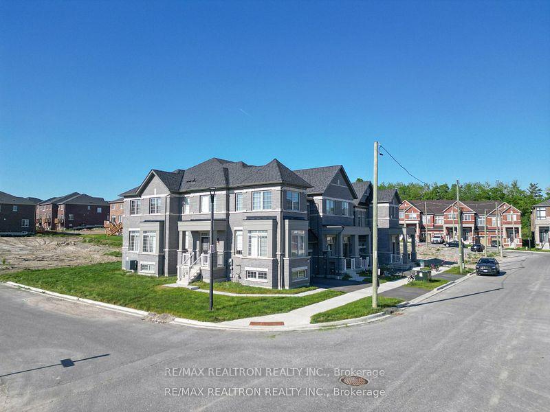 Photo 2 of 988 Grosbeak Trail, Pickering, Rural Pickering — HOMEH