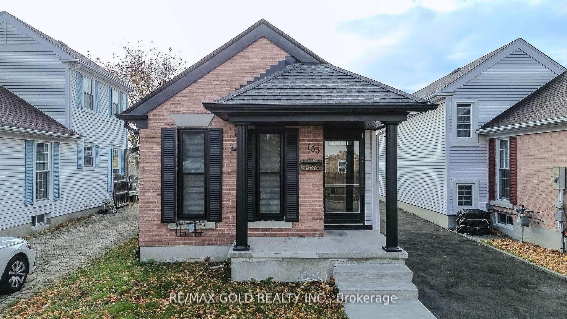 Photo 2 of 133 Wake Robin Drive, Kitchener, Larentian West — HOMEH