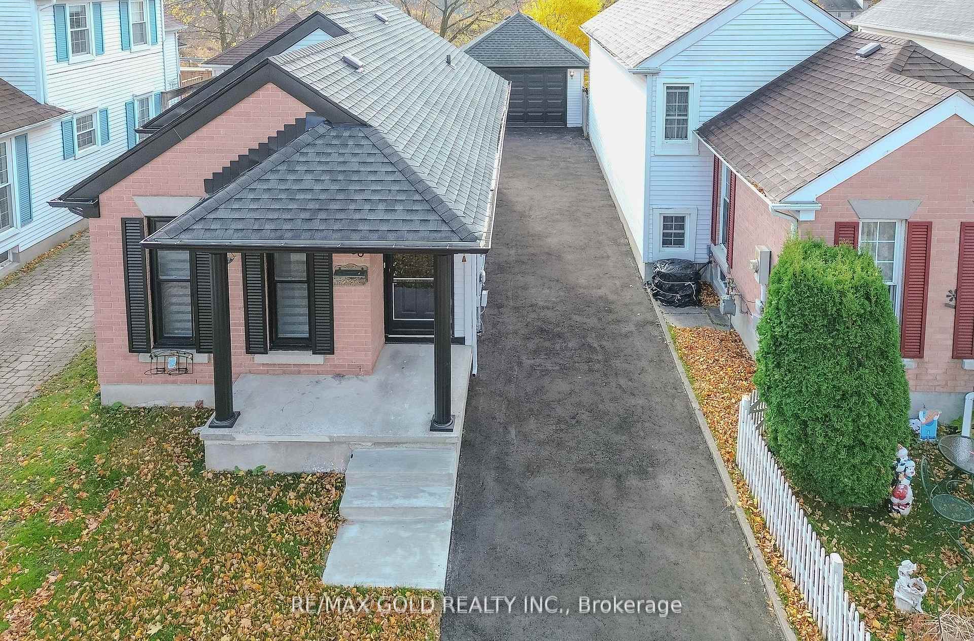 Photo 3 of 133 Wake Robin Drive, Kitchener, Larentian West — HOMEH