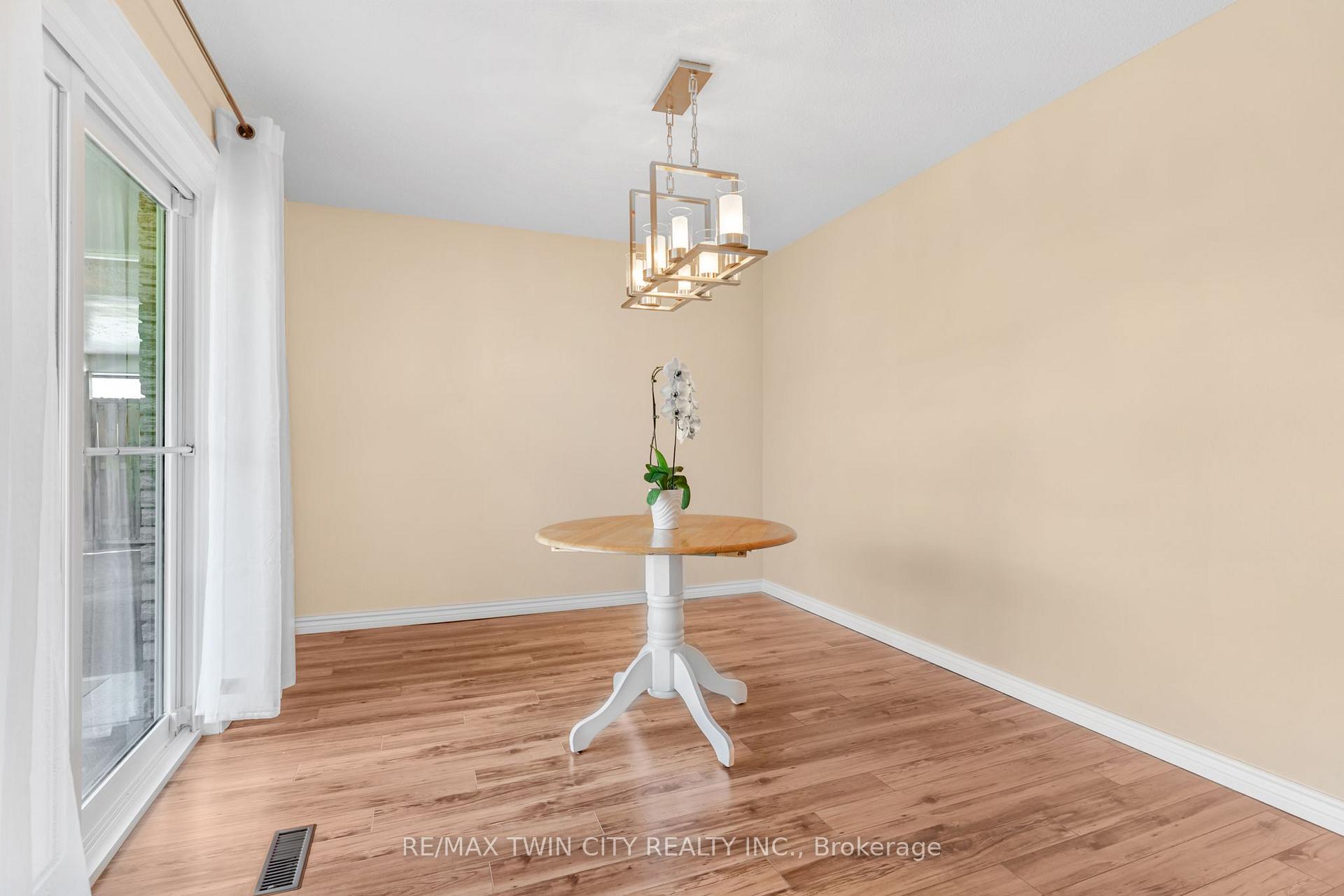 Photo 5 of Unit 51, 14 Williamsburg Road, Kitchener, Laurentian Hills — HOMEH
