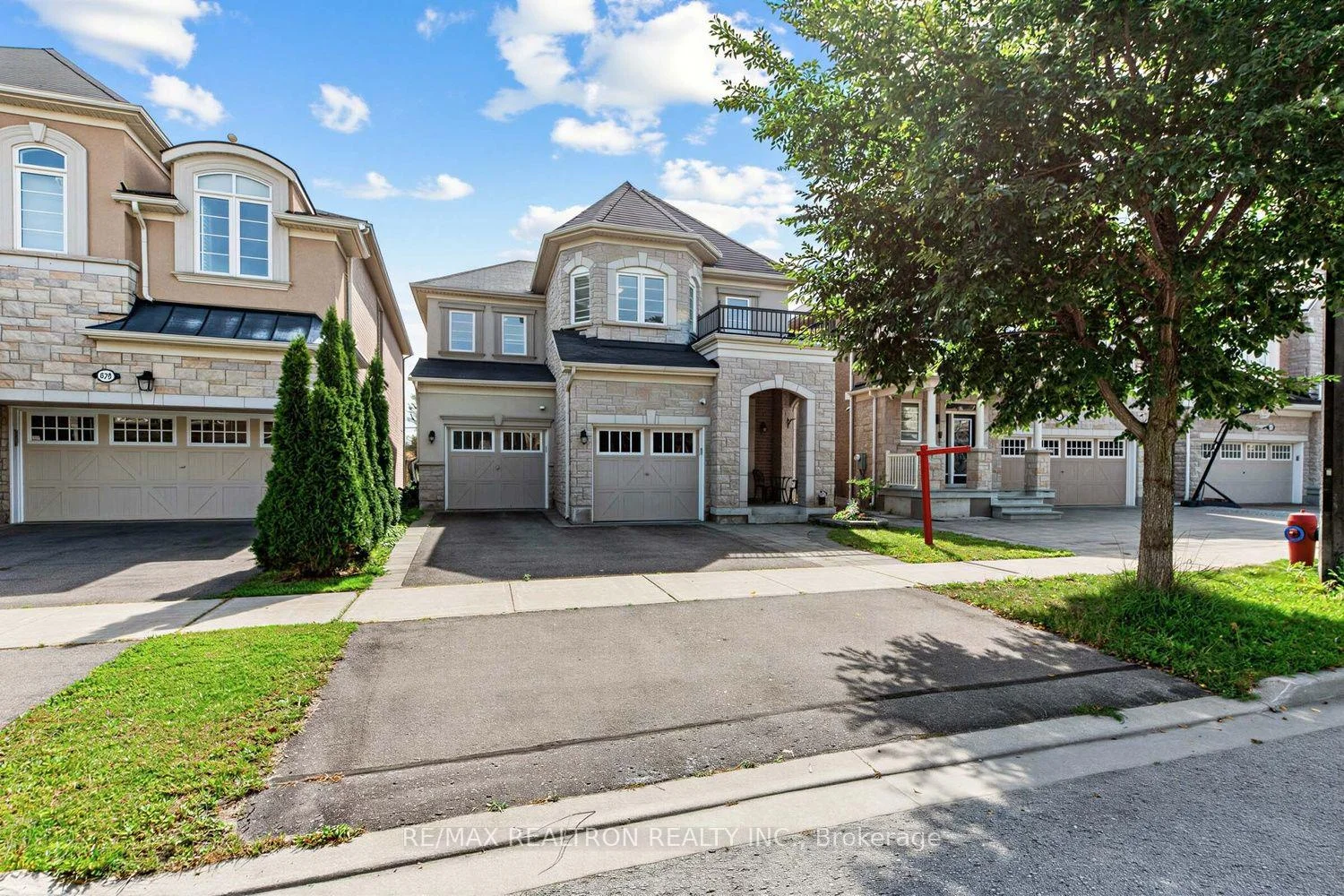 Photo 2 of 220 Degraaf Crescent, Aurora, Rural Aurora — HOMEH
