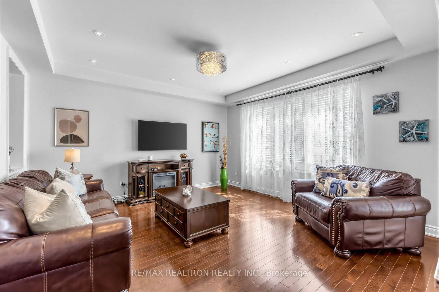 Photo 5 of 220 Degraaf Crescent, Aurora, Rural Aurora — HOMEH