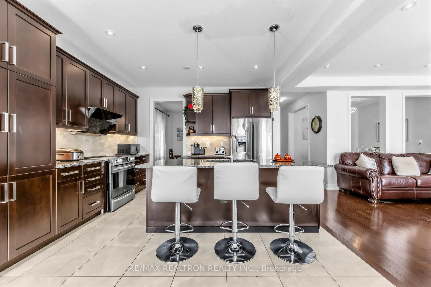 Photo 7 of 220 Degraaf Crescent, Aurora, Rural Aurora — HOMEH