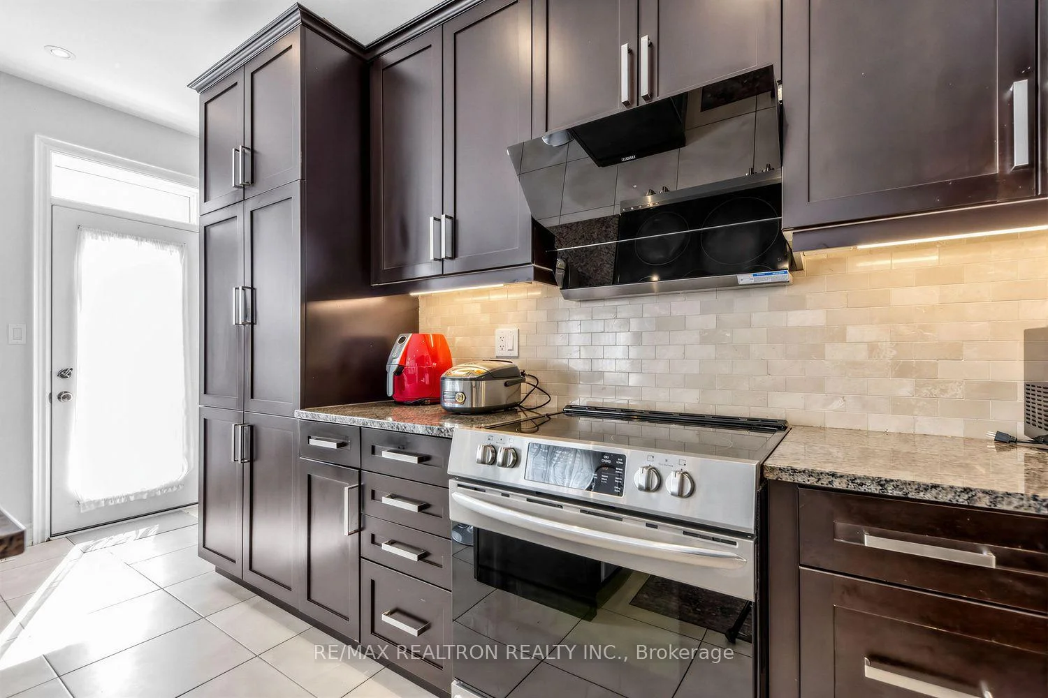 Photo 9 of 220 Degraaf Crescent, Aurora, Rural Aurora — HOMEH
