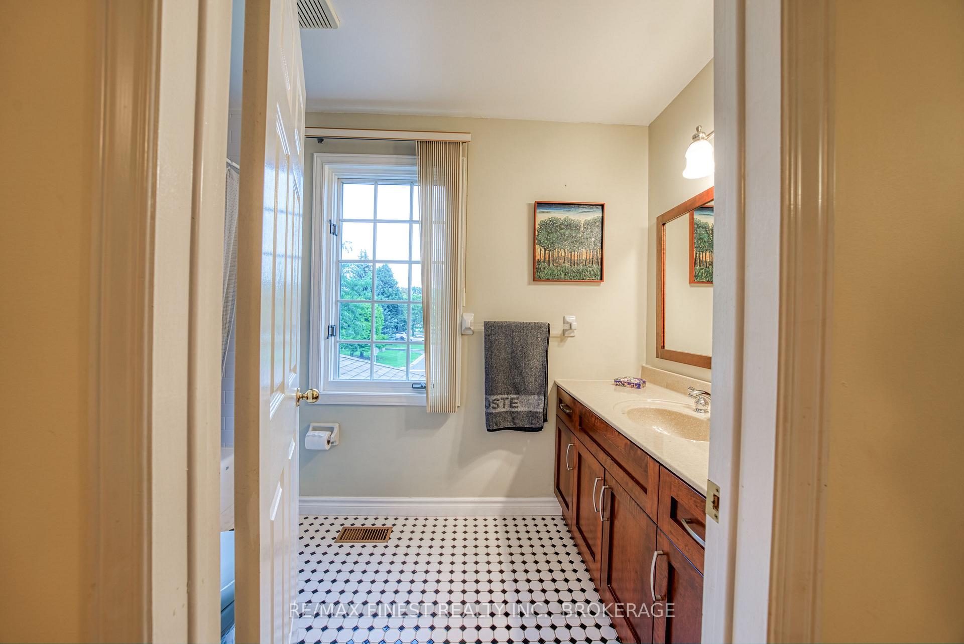 Photo 33 of 719 Woodside Drive, Kingston, North of Taylor-Kidd Blvd — HOMEH
