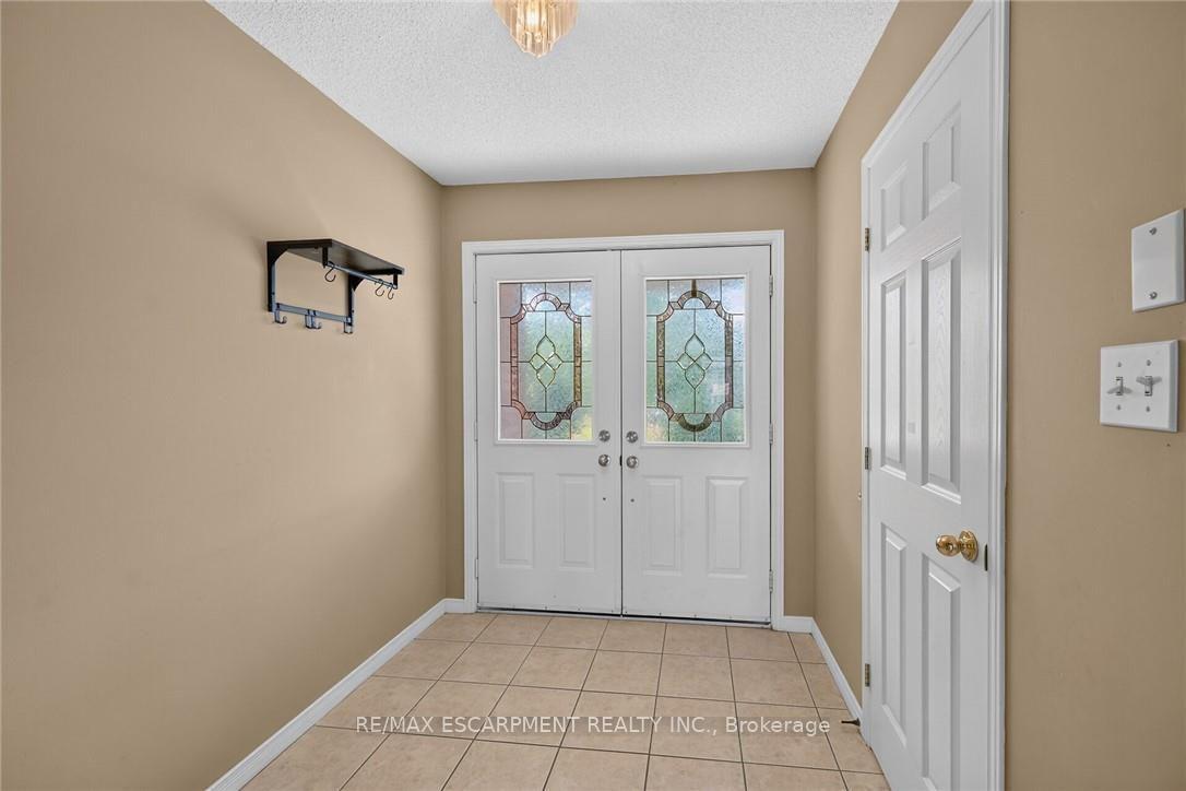 Photo 5 of 302 Southbrook Drive, Hamilton, Binbrook — HOMEH