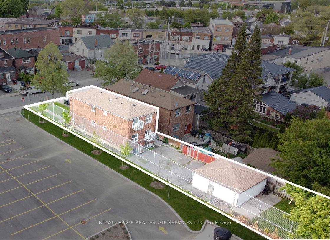 Photo 17 of 11 Dennis Avenue, North York, Mount Dennis — HOMEH