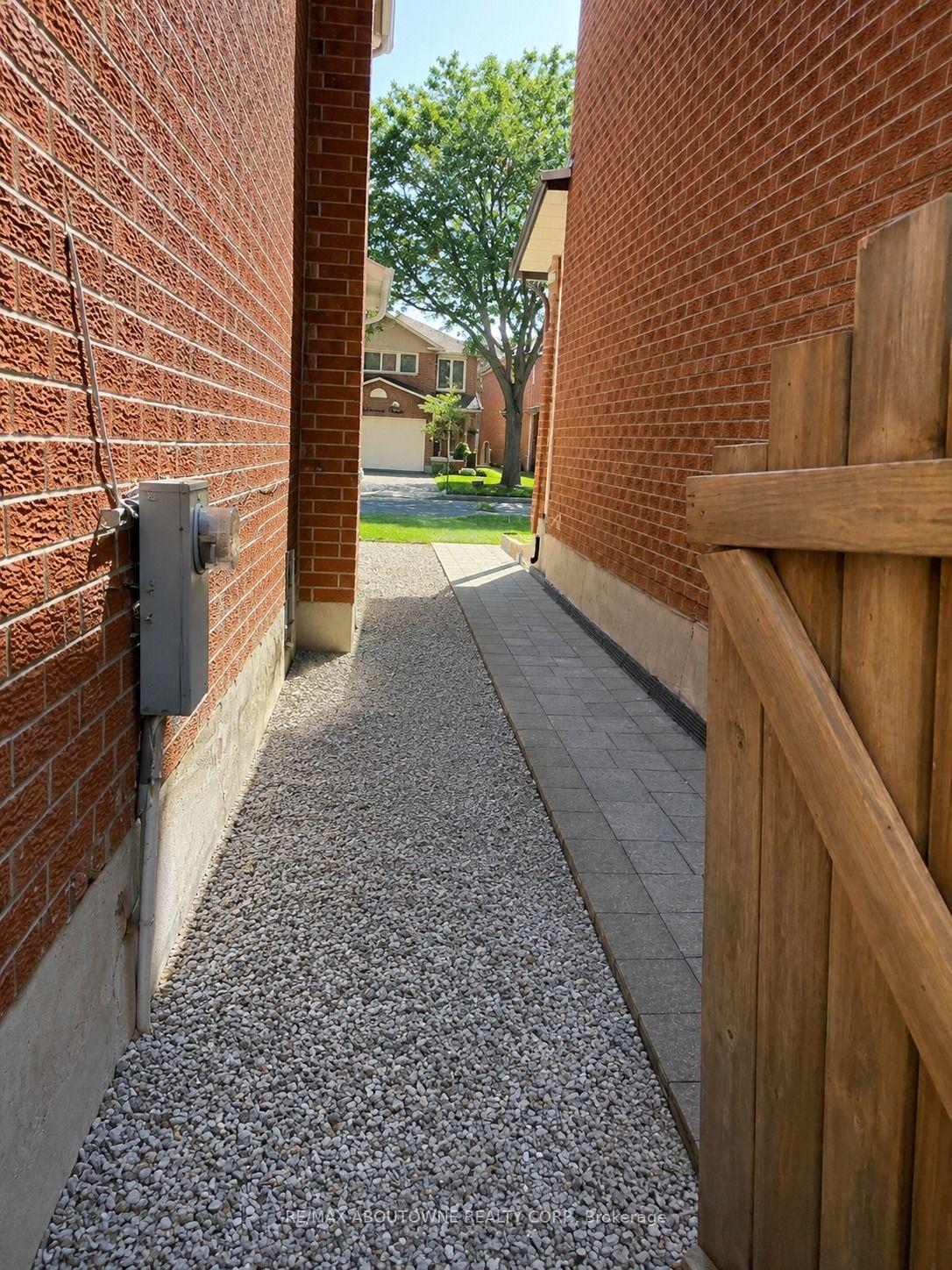 Photo 12 of Unit Upper, 14 Charcoal Drive, Scarborough, Highland Creek — HOMEH