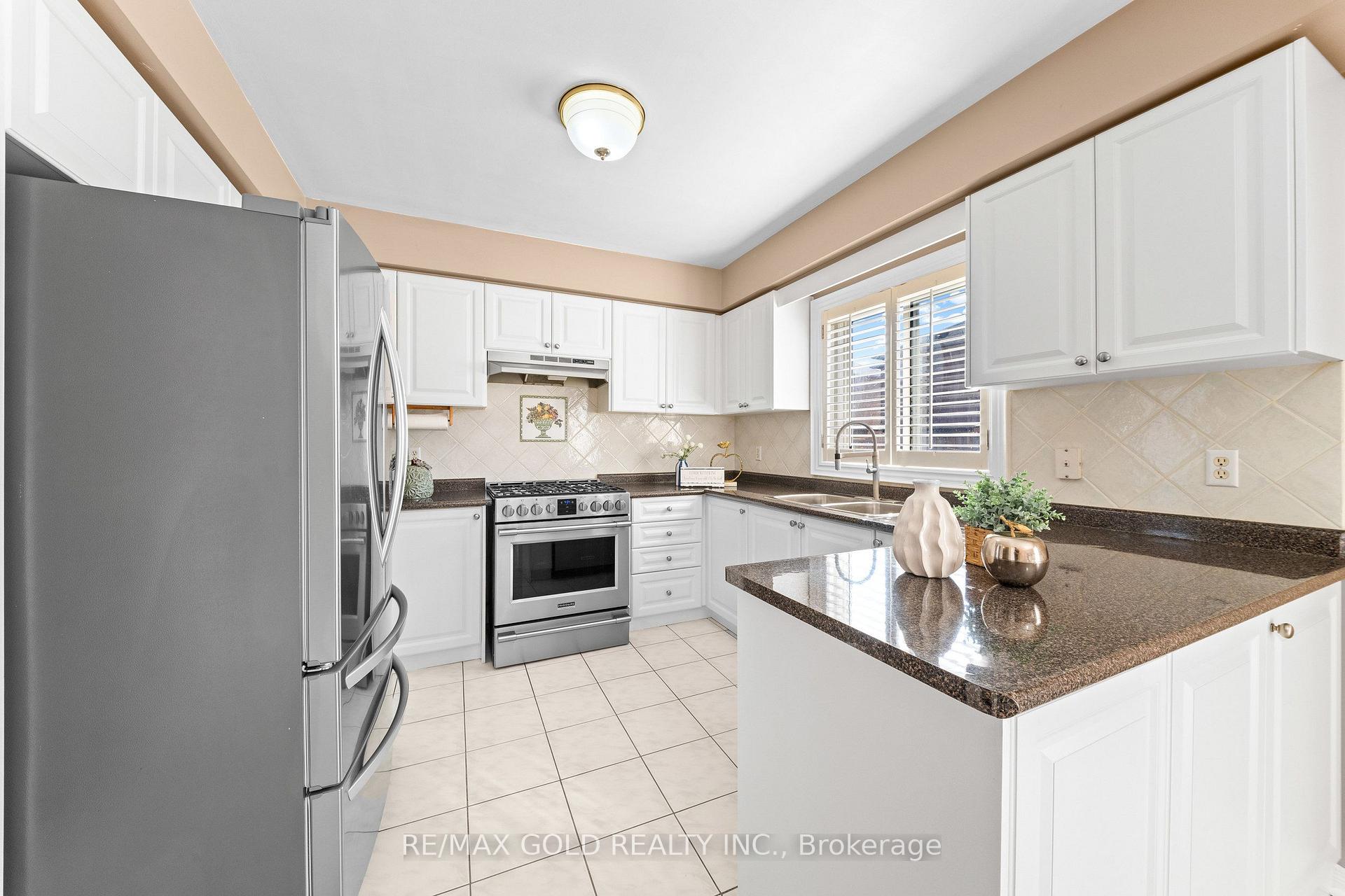 Photo 17 of 21 Pacific Wind Crescent, Brampton, Sandringham-Wellington — HOMEH
